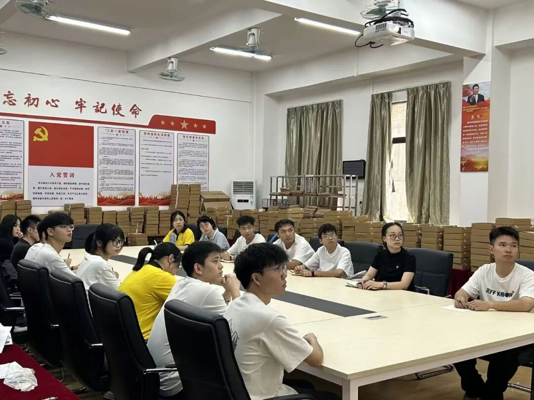 会议室里的人们
AI 生成的内容可能不正确。 会议室里的人们
AI 生成的内容可能不正确。