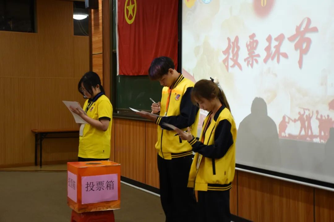 图片包含 室内, 人, 站, 女人
AI 生成的内容可能不正确。 图片包含 室内, 人, 站, 女人
AI 生成的内容可能不正确。