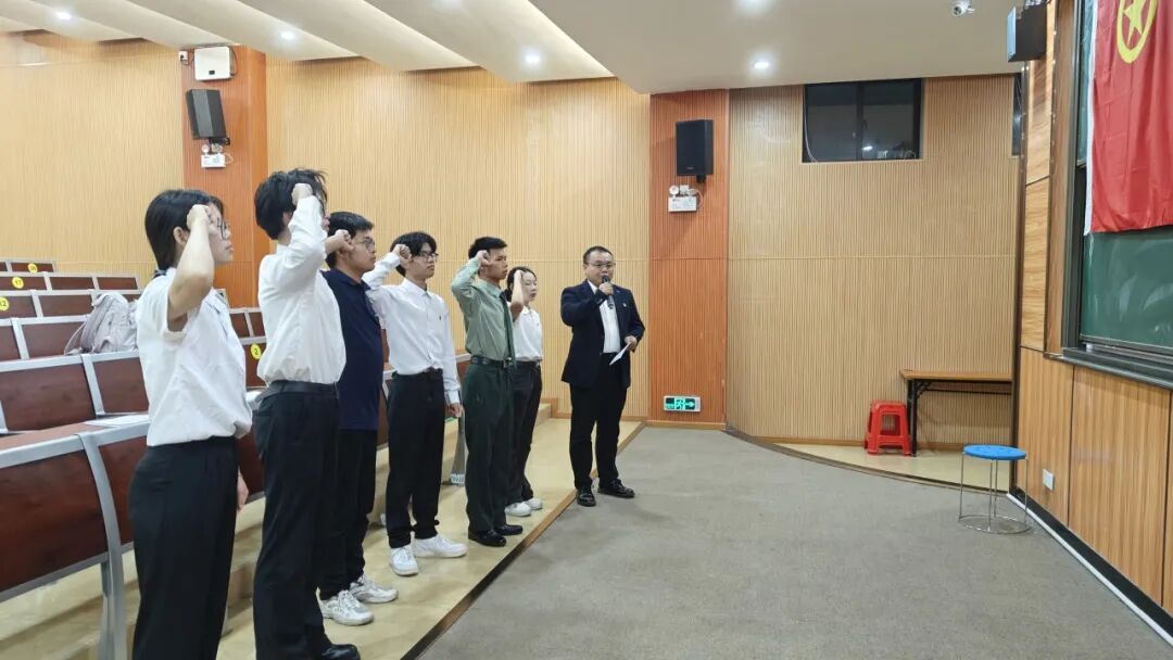 人们站在房间里
AI 生成的内容可能不正确。 人们站在房间里
AI 生成的内容可能不正确。
