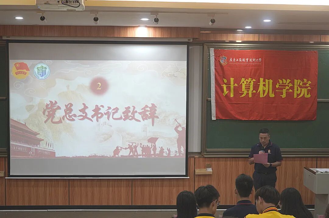 人们在看台上的人在电视前
AI 生成的内容可能不正确。 人们在看台上的人在电视前
AI 生成的内容可能不正确。