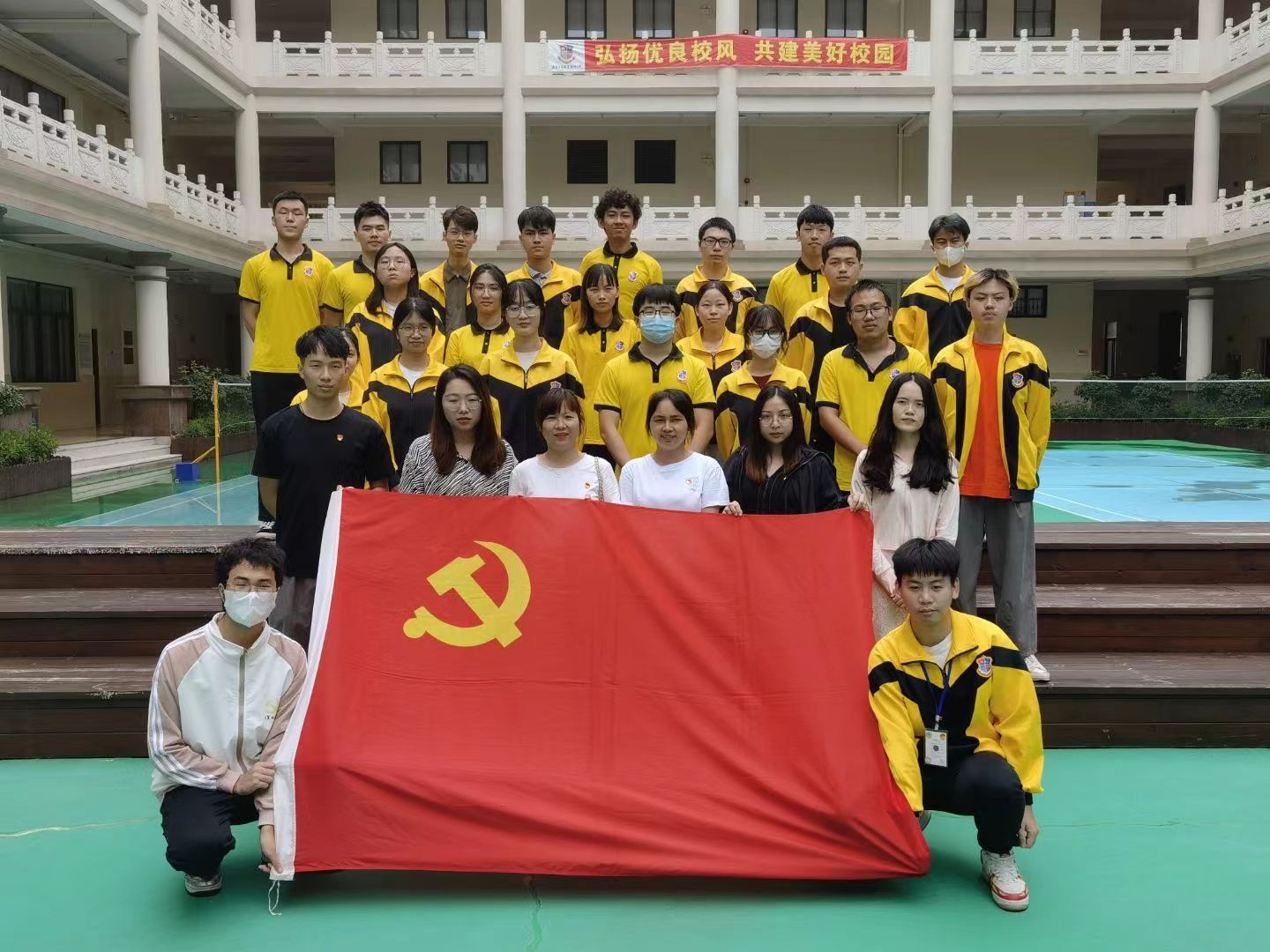 图为集体合影.jpg 图为集体合影.jpg