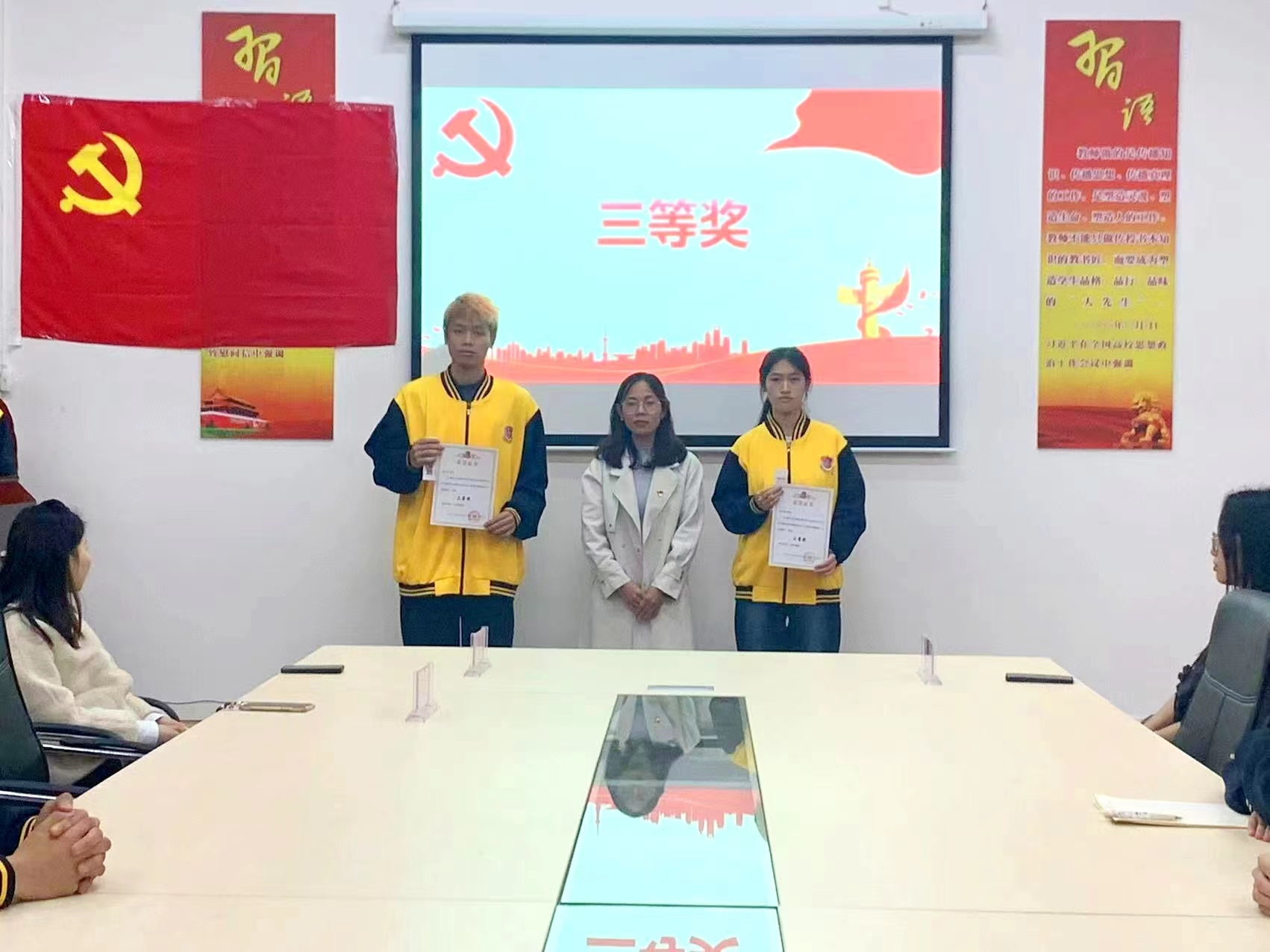 图为罗丽莹为三等奖获得者颁奖.jpg 图为罗丽莹为三等奖获得者颁奖.jpg