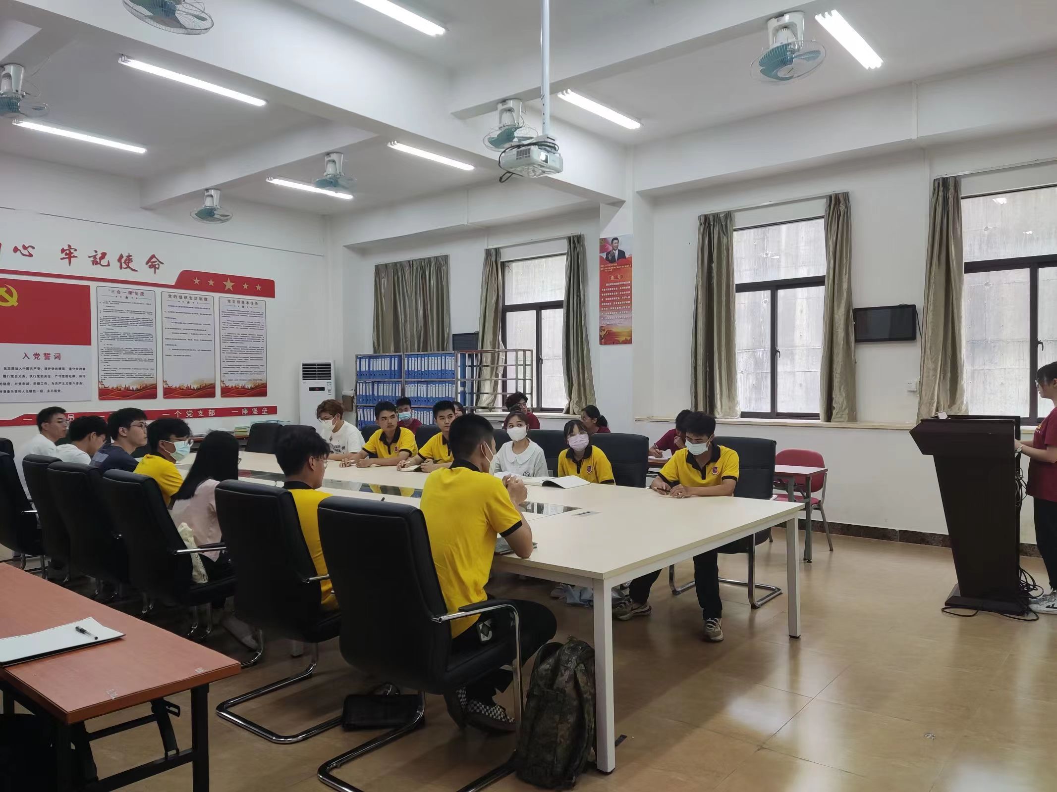 图为22级团支书在认真听讲.jpg 图为22级团支书在认真听讲.jpg