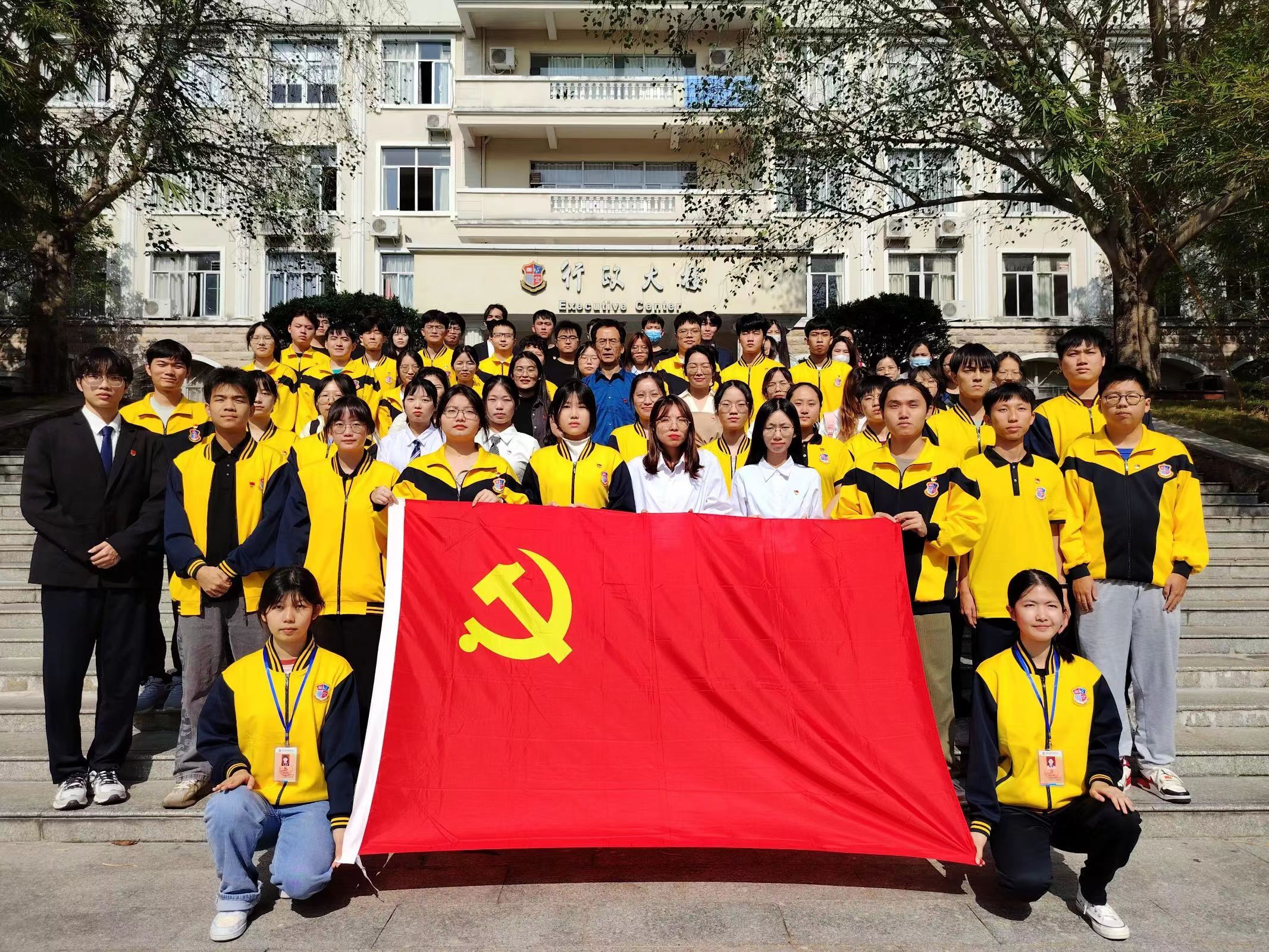 图为参会人员合影.jpg 图为参会人员合影.jpg