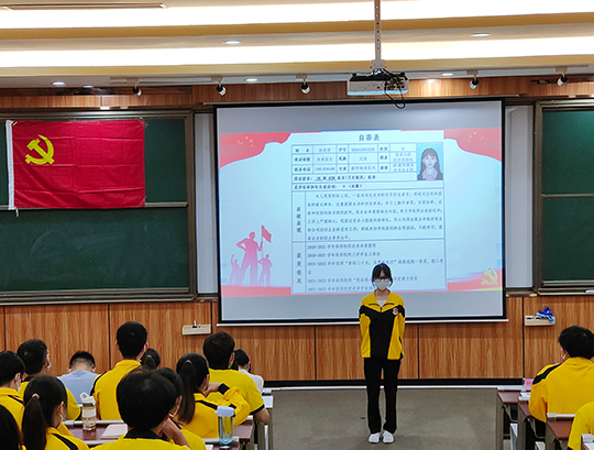图为发展对象作思想汇报.jpg 图为发展对象作思想汇报.jpg