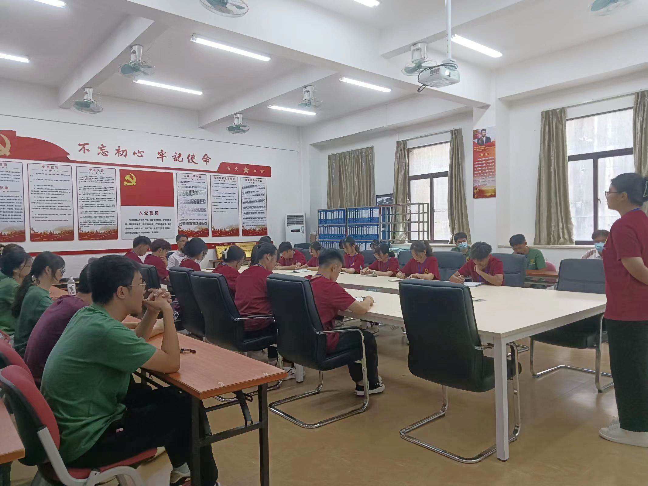 图为会议现场.jpg 图为会议现场.jpg