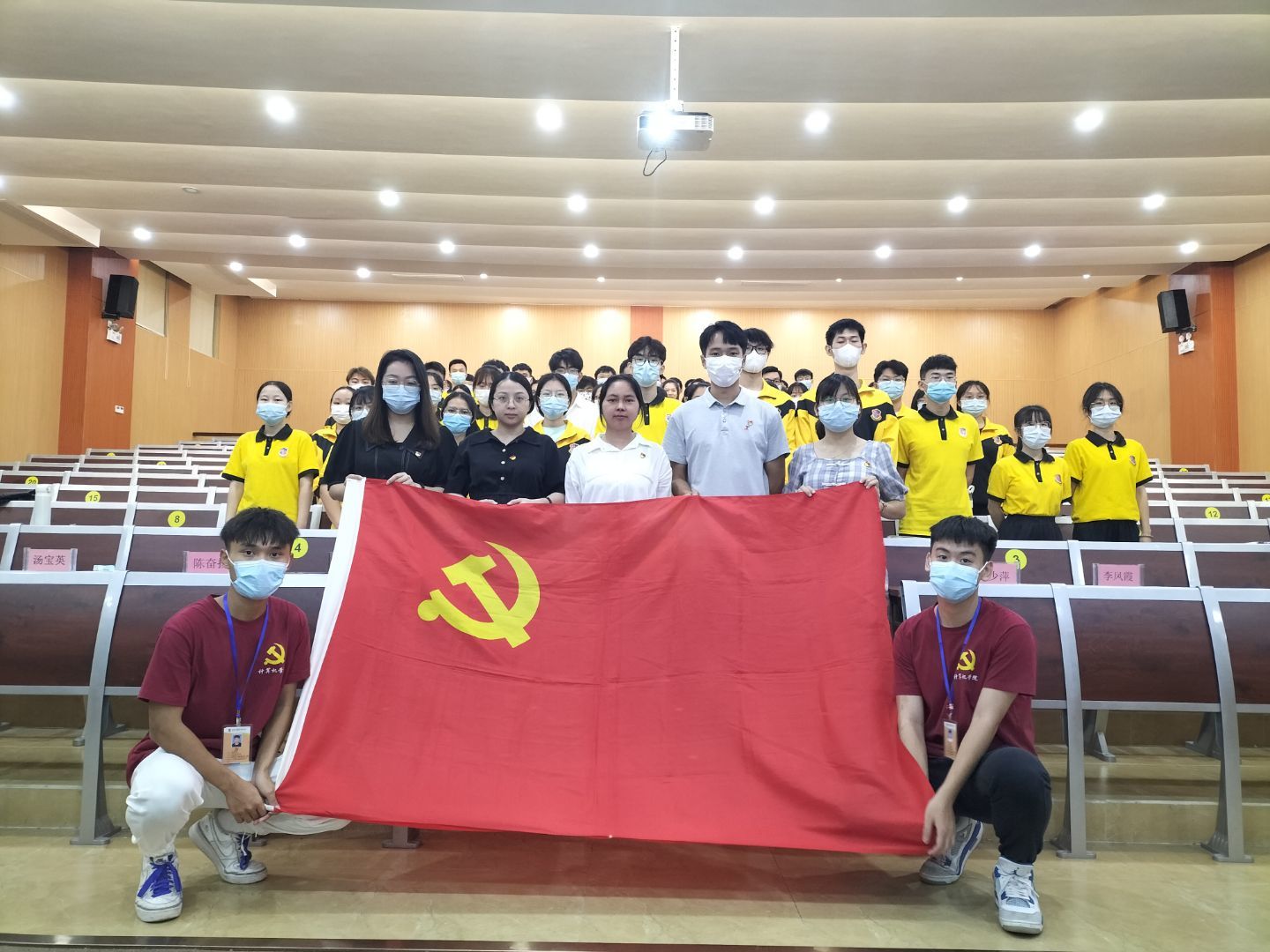 图为参会人员合影.jpg 图为参会人员合影.jpg