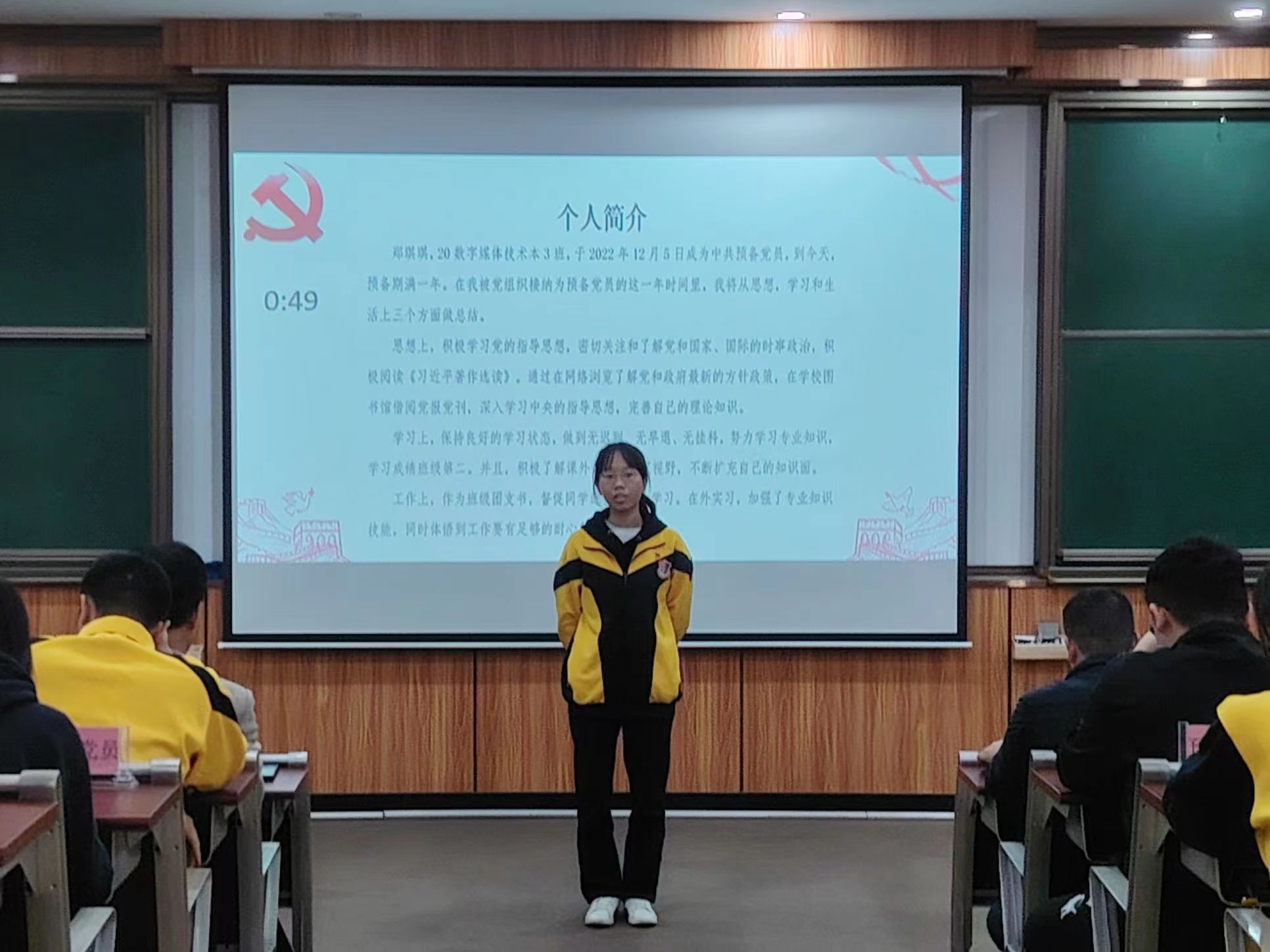 图为预备党员进行思想汇报.jpg 图为预备党员进行思想汇报.jpg