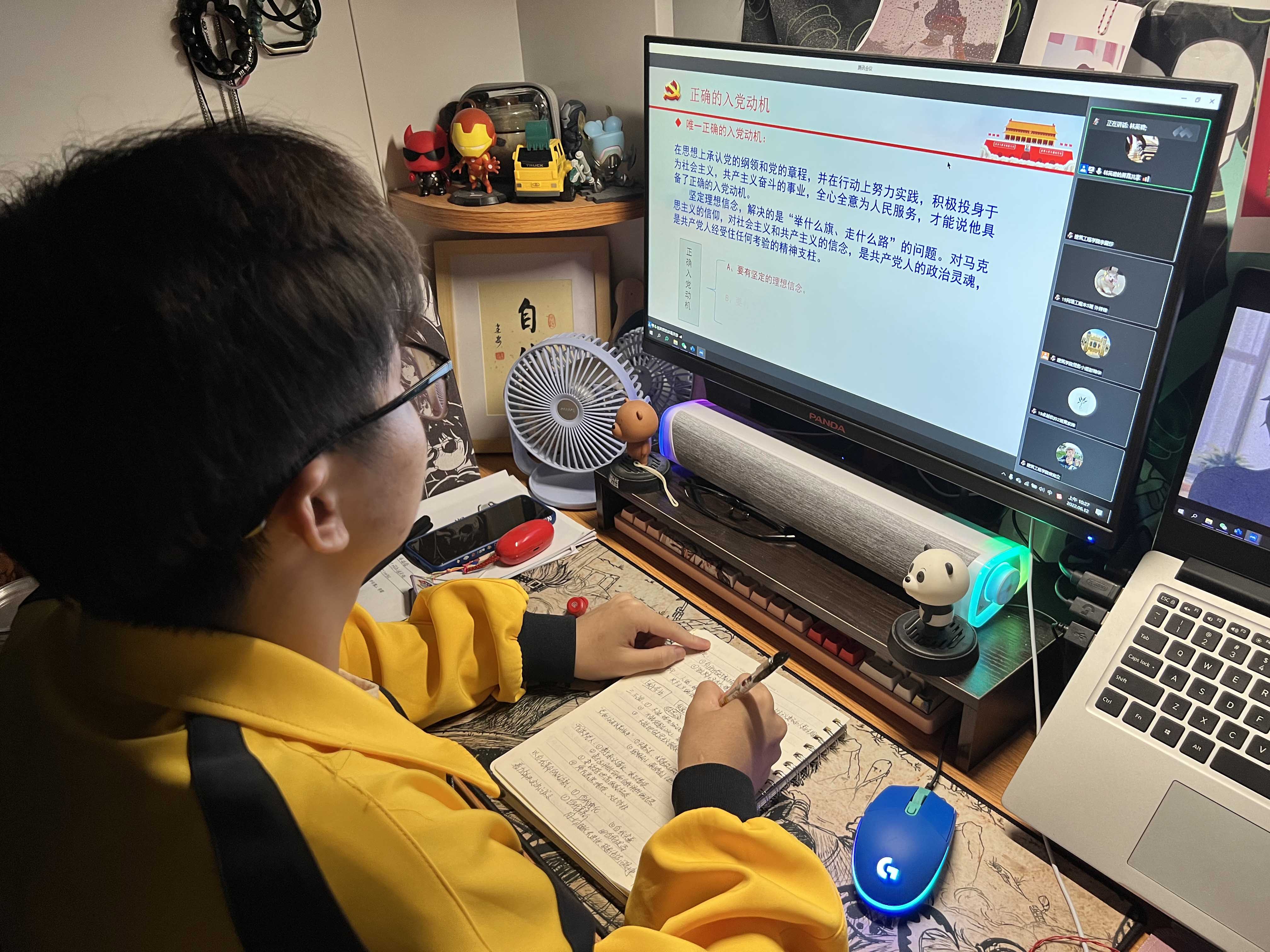 图为发展对象在记笔记.jpg 图为发展对象在记笔记.jpg