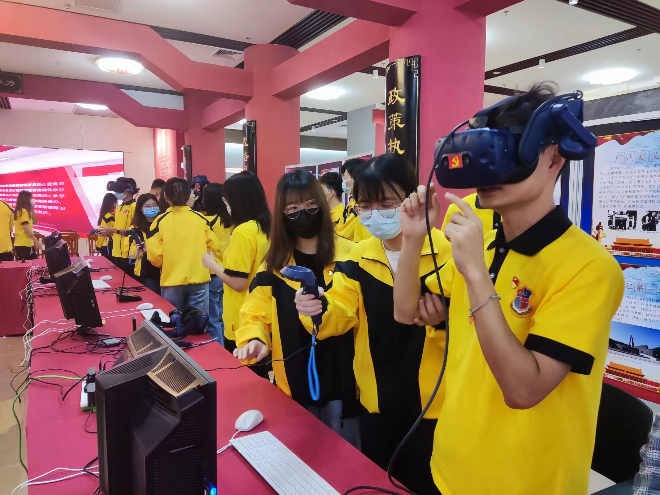 图为党员师生体验VR设备.jpg 图为党员师生体验VR设备.jpg