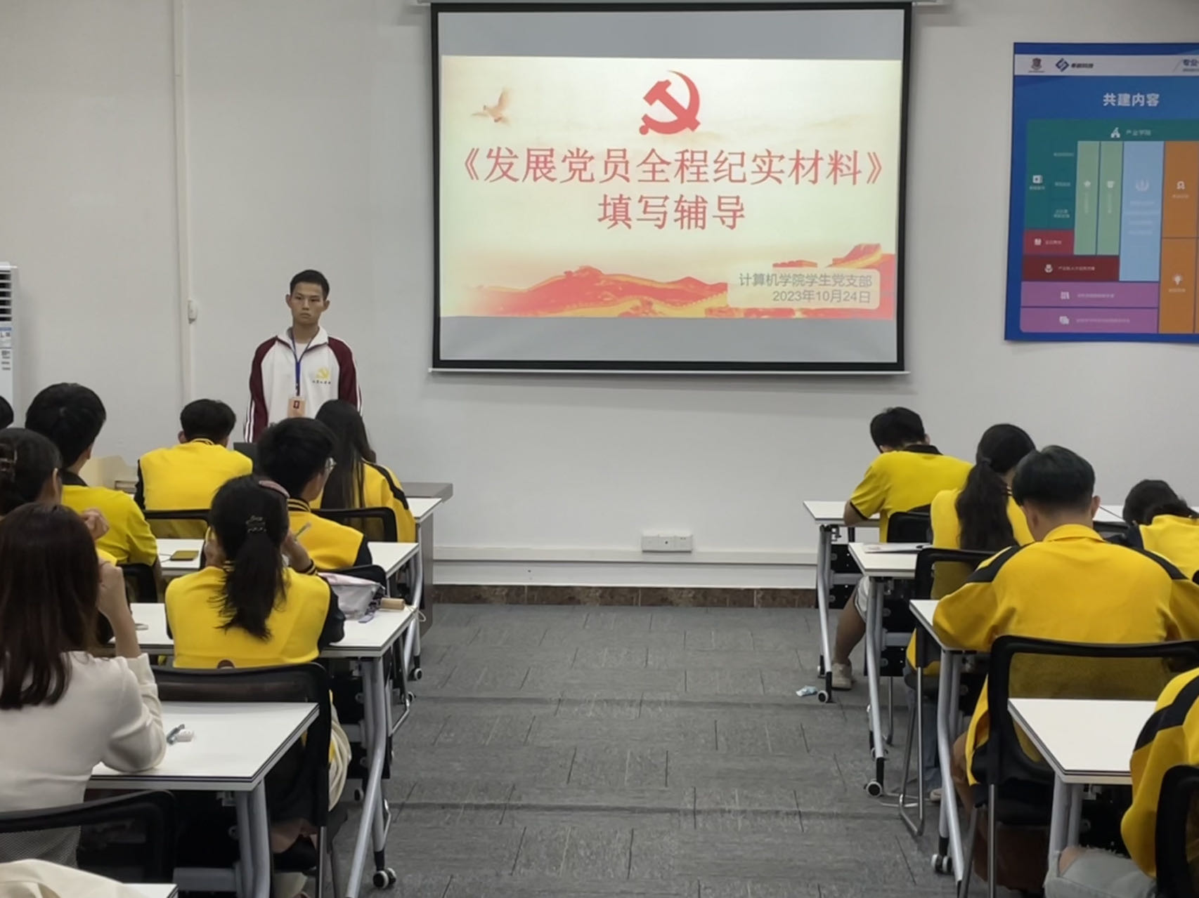 图为主持人简要介绍会议内容.jpg 图为主持人简要介绍会议内容.jpg
