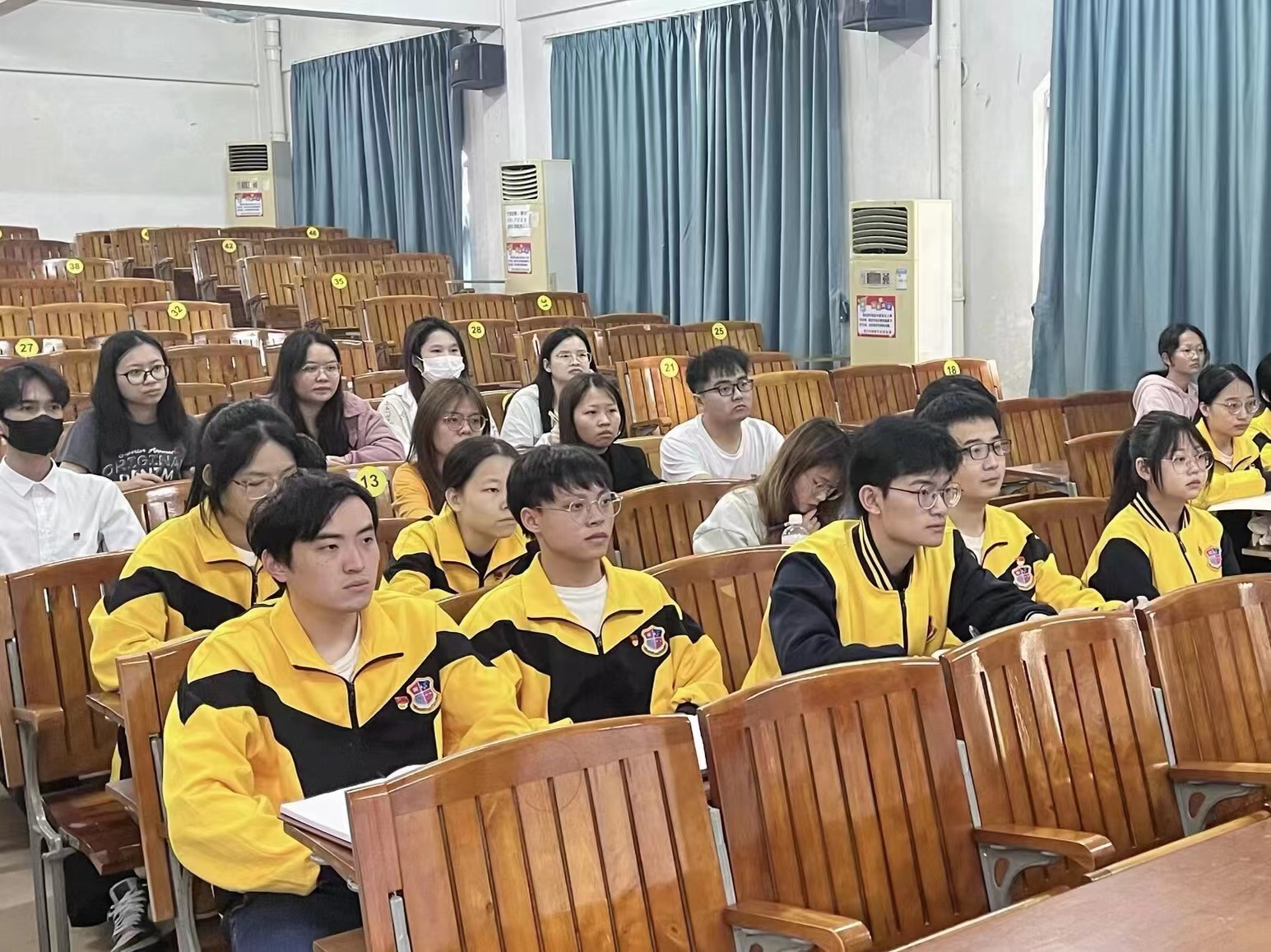 图为会议现场.jpg 图为会议现场.jpg