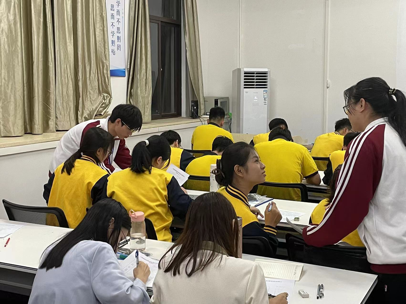 图为工作人员现场解答问题.jpg 图为工作人员现场解答问题.jpg
