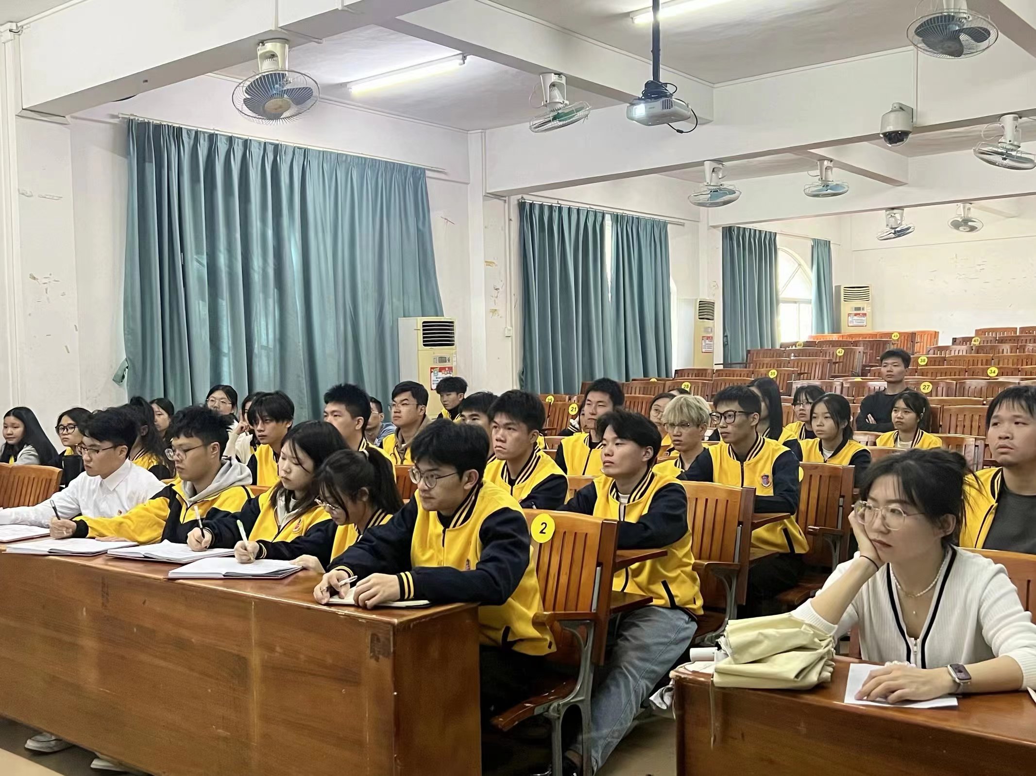 图为参会人员在认真观看视频.jpg 图为参会人员在认真观看视频.jpg