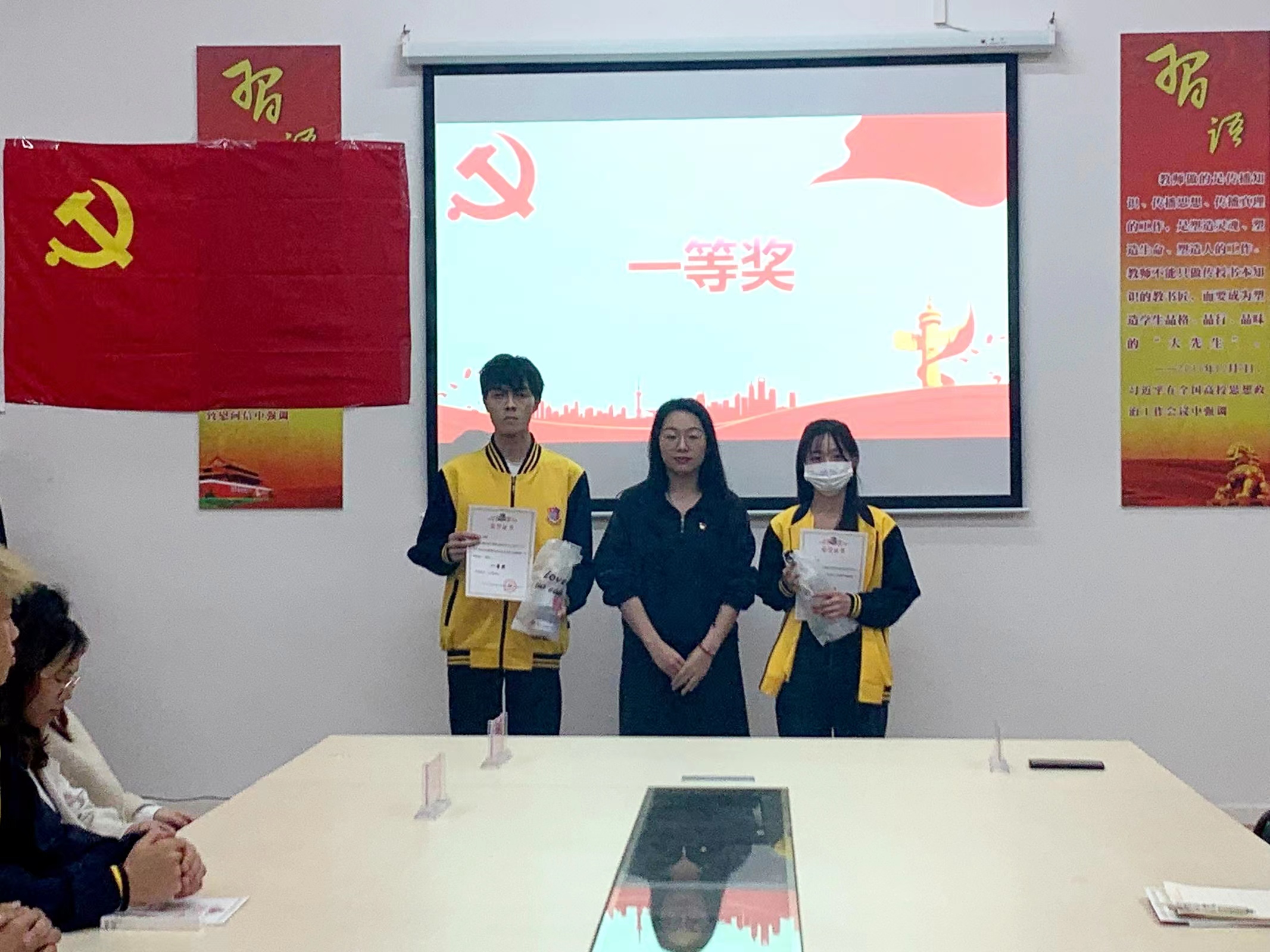 图为孔嘉欣为一等奖获得者颁奖.jpg 图为孔嘉欣为一等奖获得者颁奖.jpg