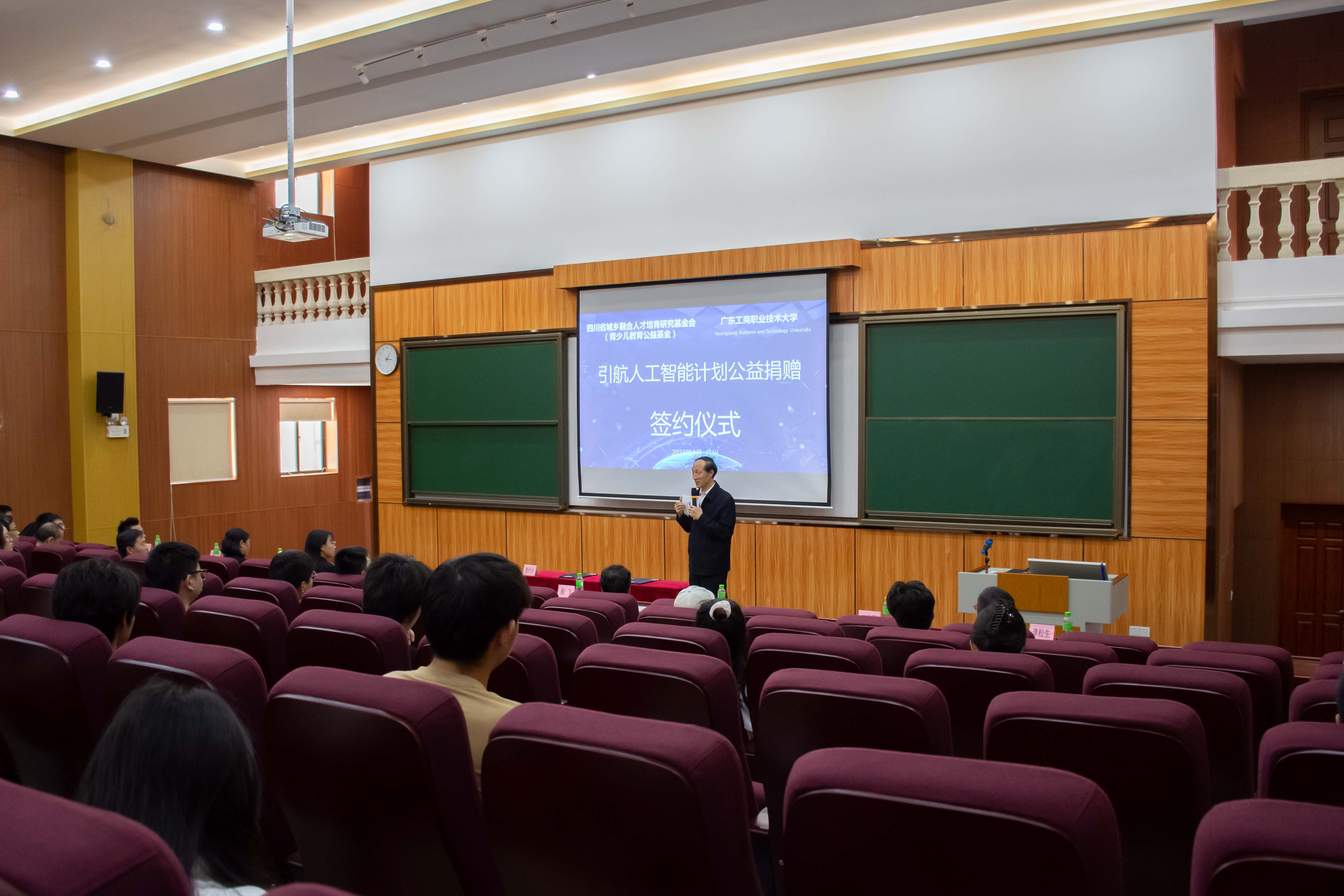 3图为和飞与参会人员交流.jpg 3图为和飞与参会人员交流.jpg