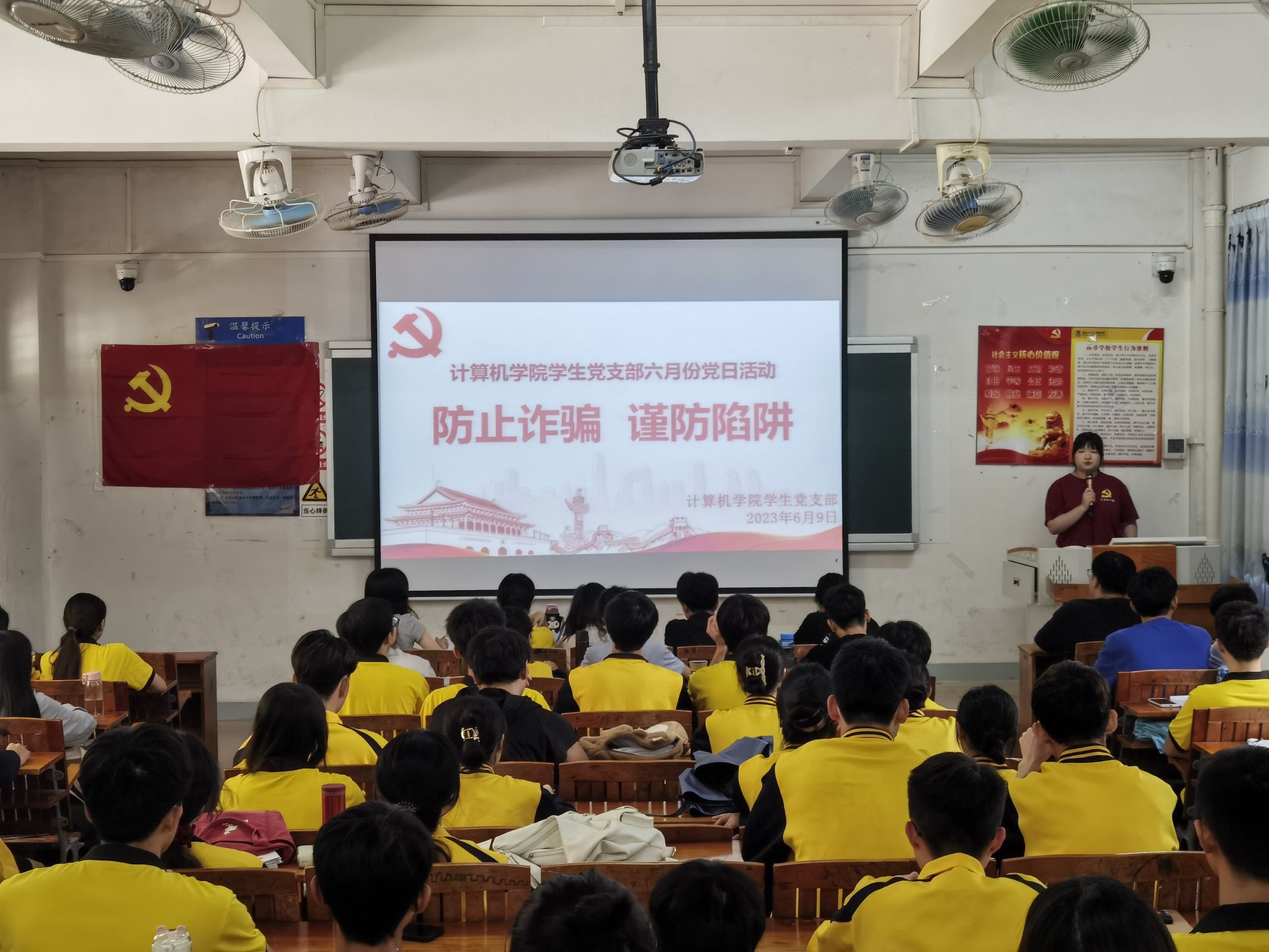 图为主持人简要介绍活动流程.jpg 图为主持人简要介绍活动流程.jpg