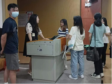 图为同学们在现场咨询.png 图为同学们在现场咨询.png