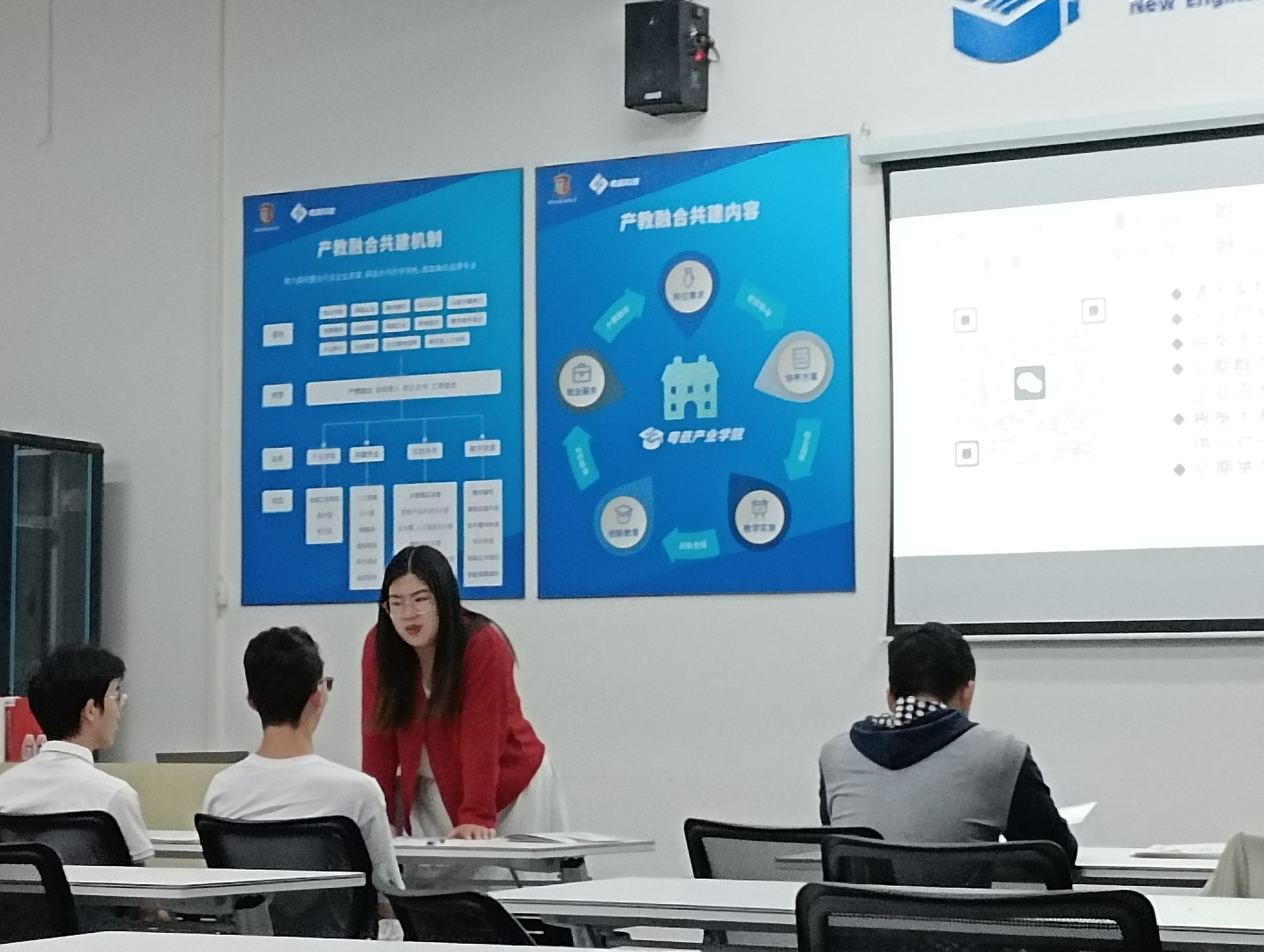 图为孔垂柳经理现场与同学们互动.jpg 图为孔垂柳经理现场与同学们互动.jpg