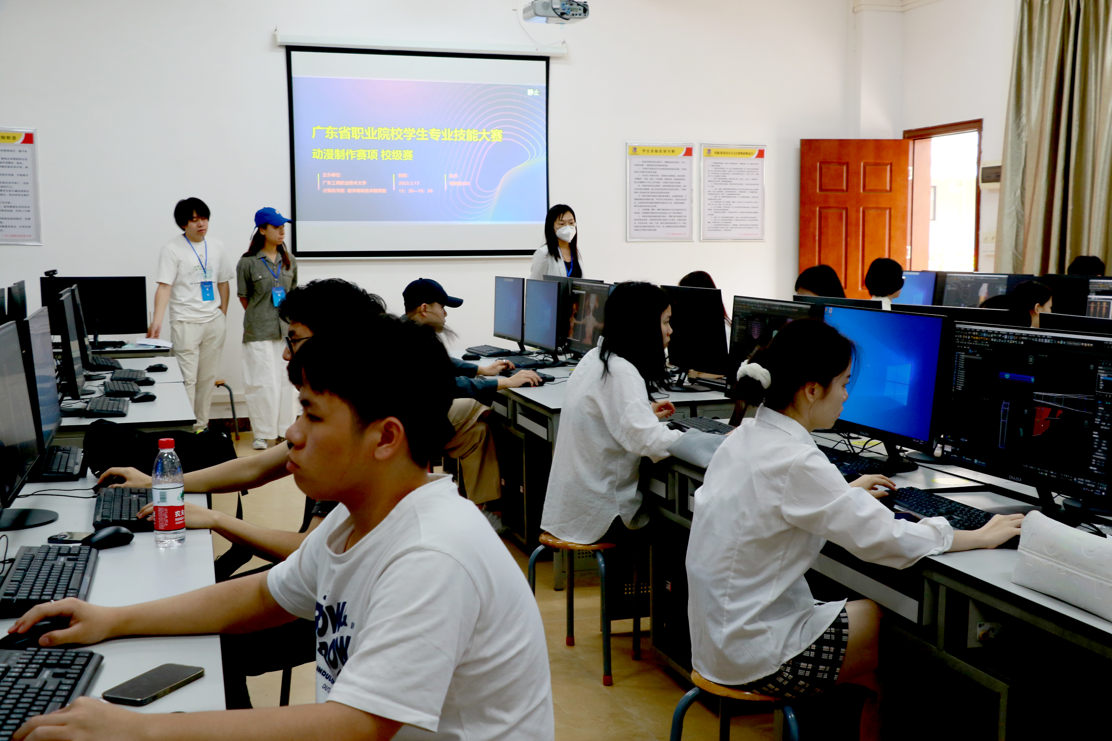图为教研室主任和老师们在决赛现场.jpg 图为教研室主任和老师们在决赛现场.jpg