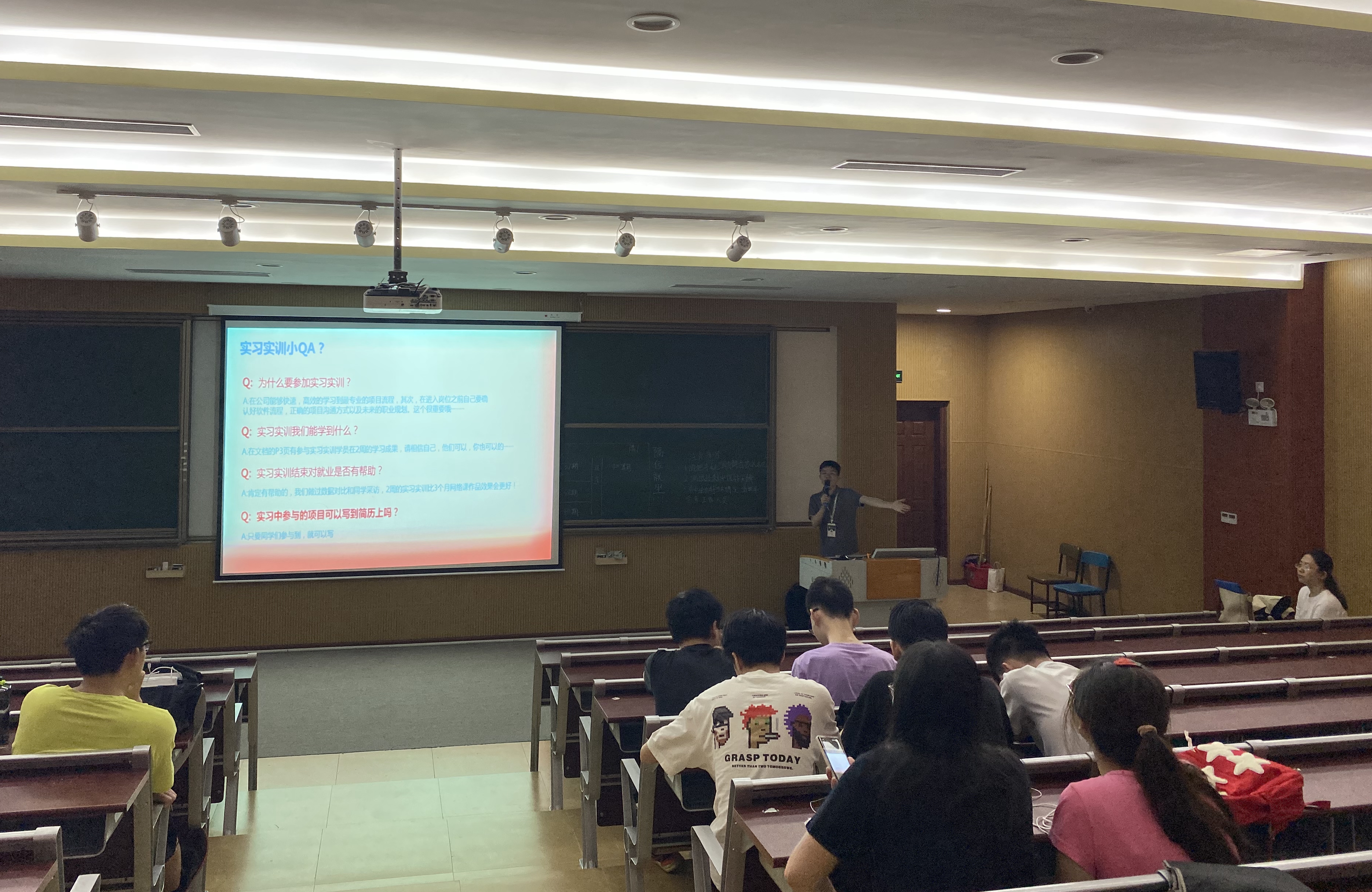 图为宣讲会现场.jpg 图为宣讲会现场.jpg