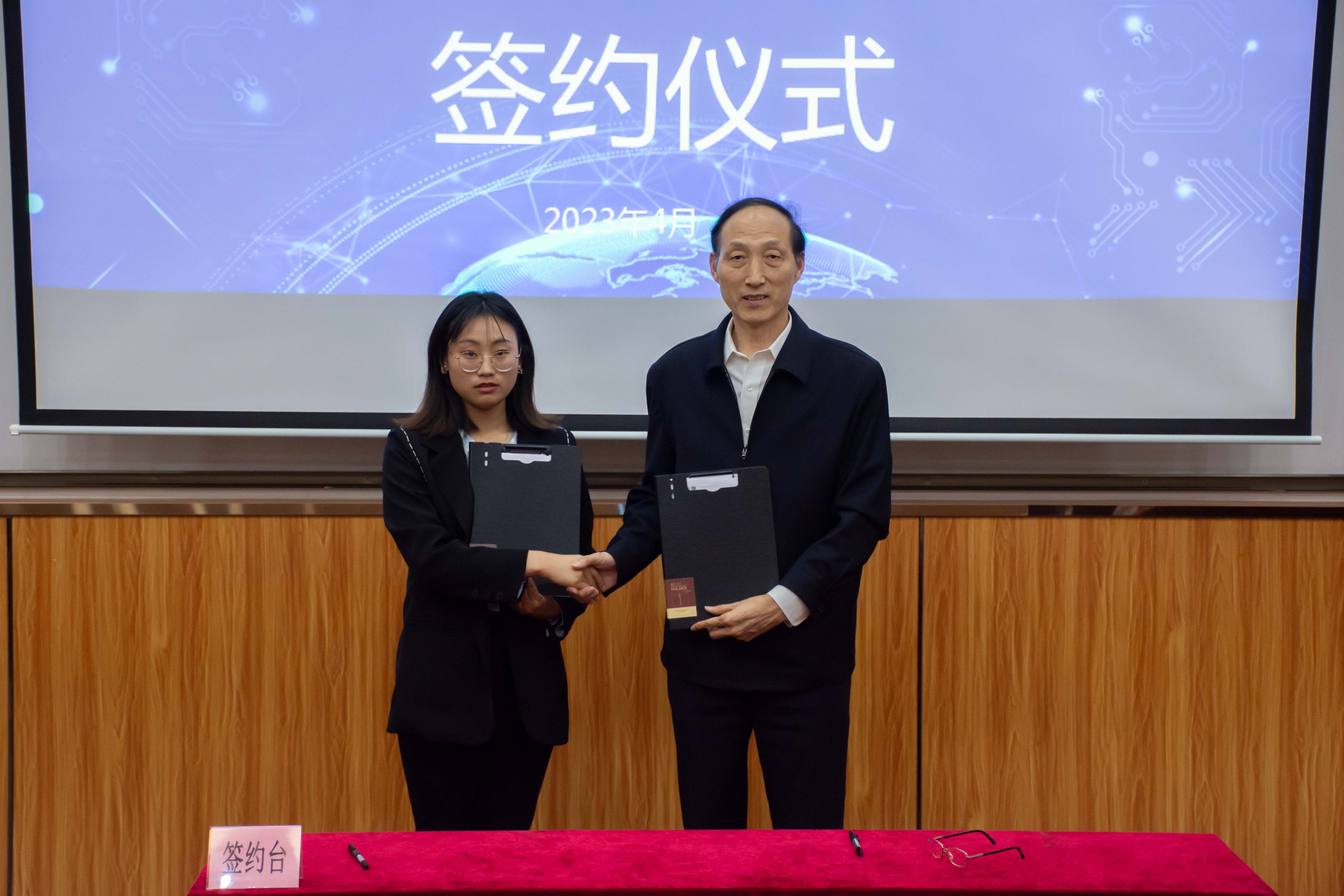 7图为合作双方签署协议2.jpg 7图为合作双方签署协议2.jpg