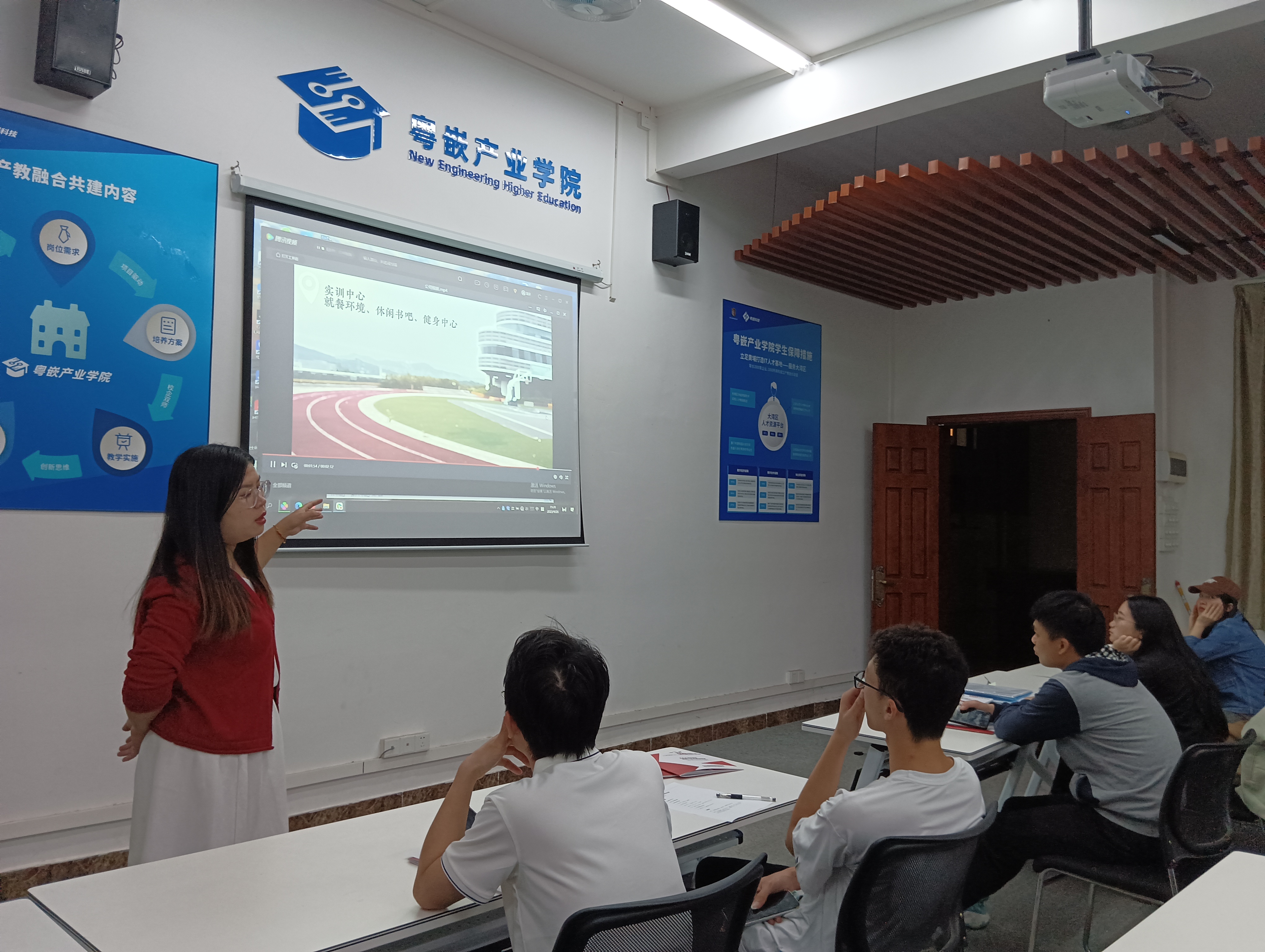 图为孔垂柳经理在讲解中.jpg 图为孔垂柳经理在讲解中.jpg