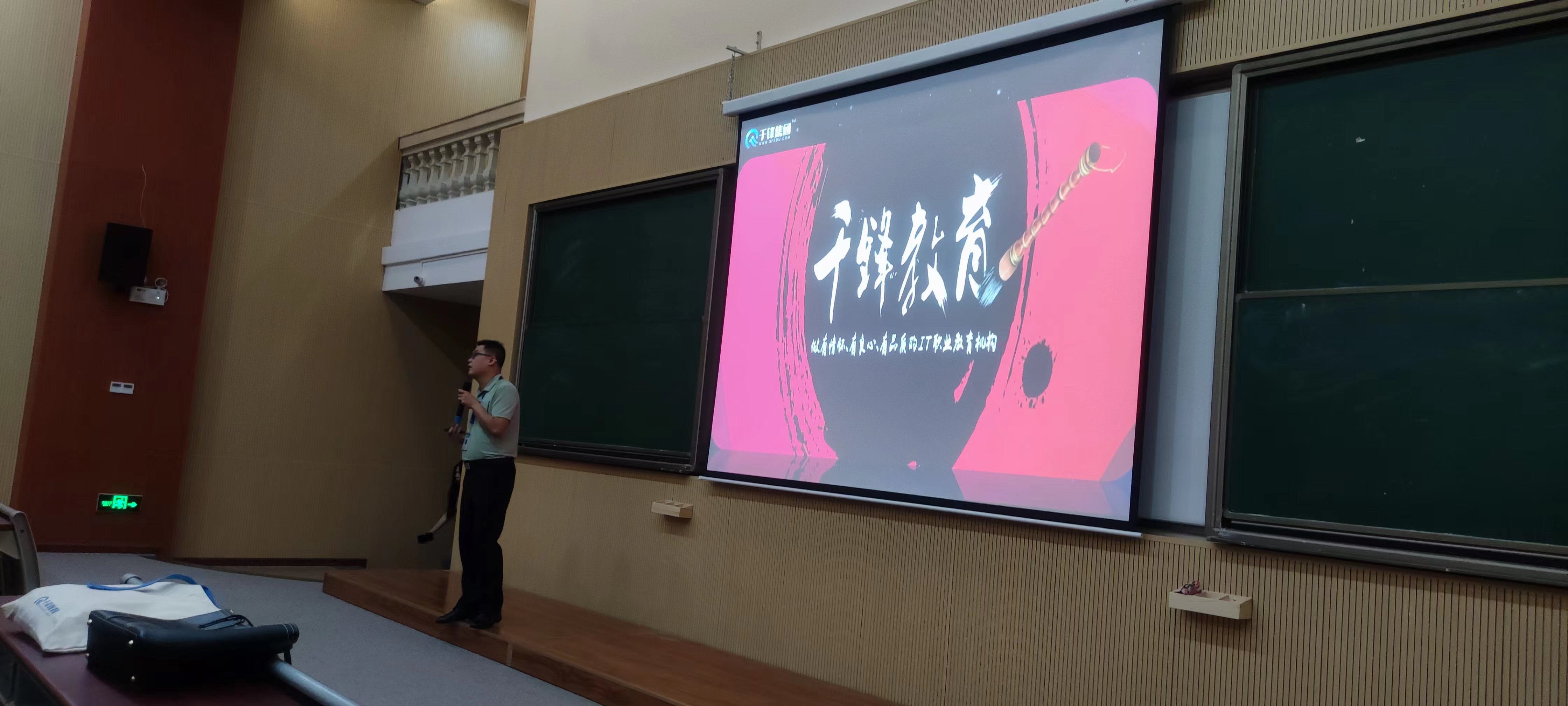 图为黄耀权在宣讲中.jpg 图为黄耀权在宣讲中.jpg