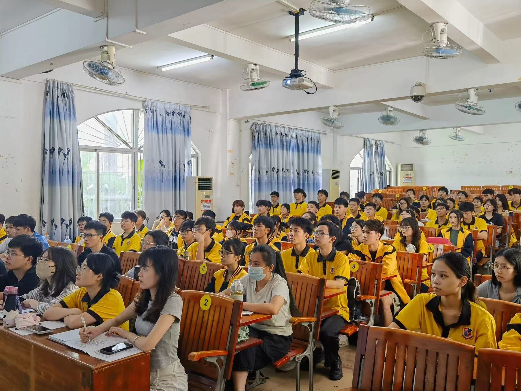 图为在场人员认真听讲.jpg 图为在场人员认真听讲.jpg