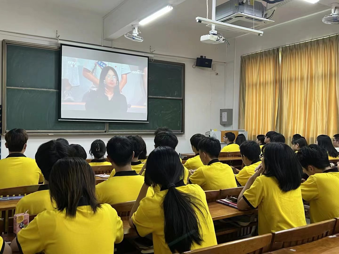 图为参会人员认真观看视频.jpeg 图为参会人员认真观看视频.jpeg