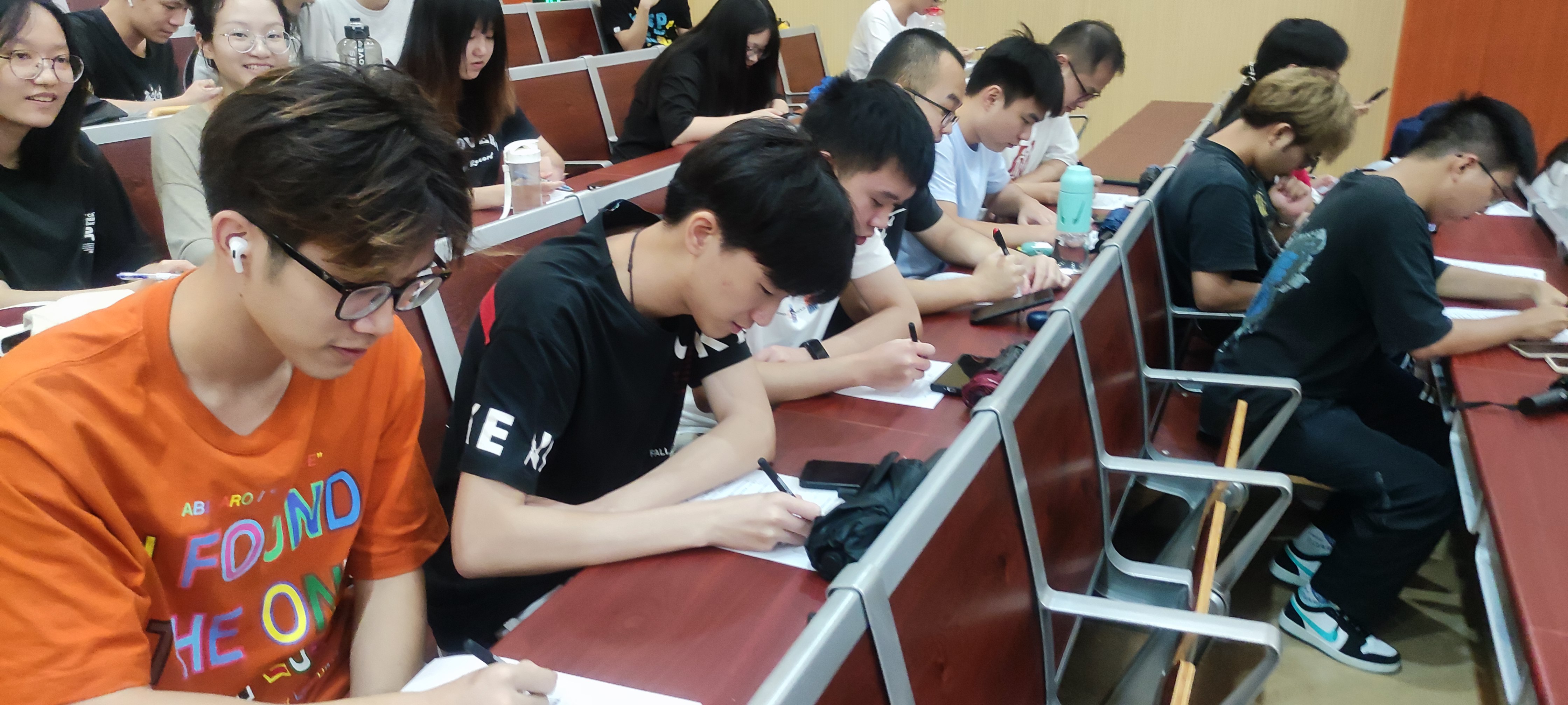 图为参会同学们认真听讲并做好记录.jpg 图为参会同学们认真听讲并做好记录.jpg