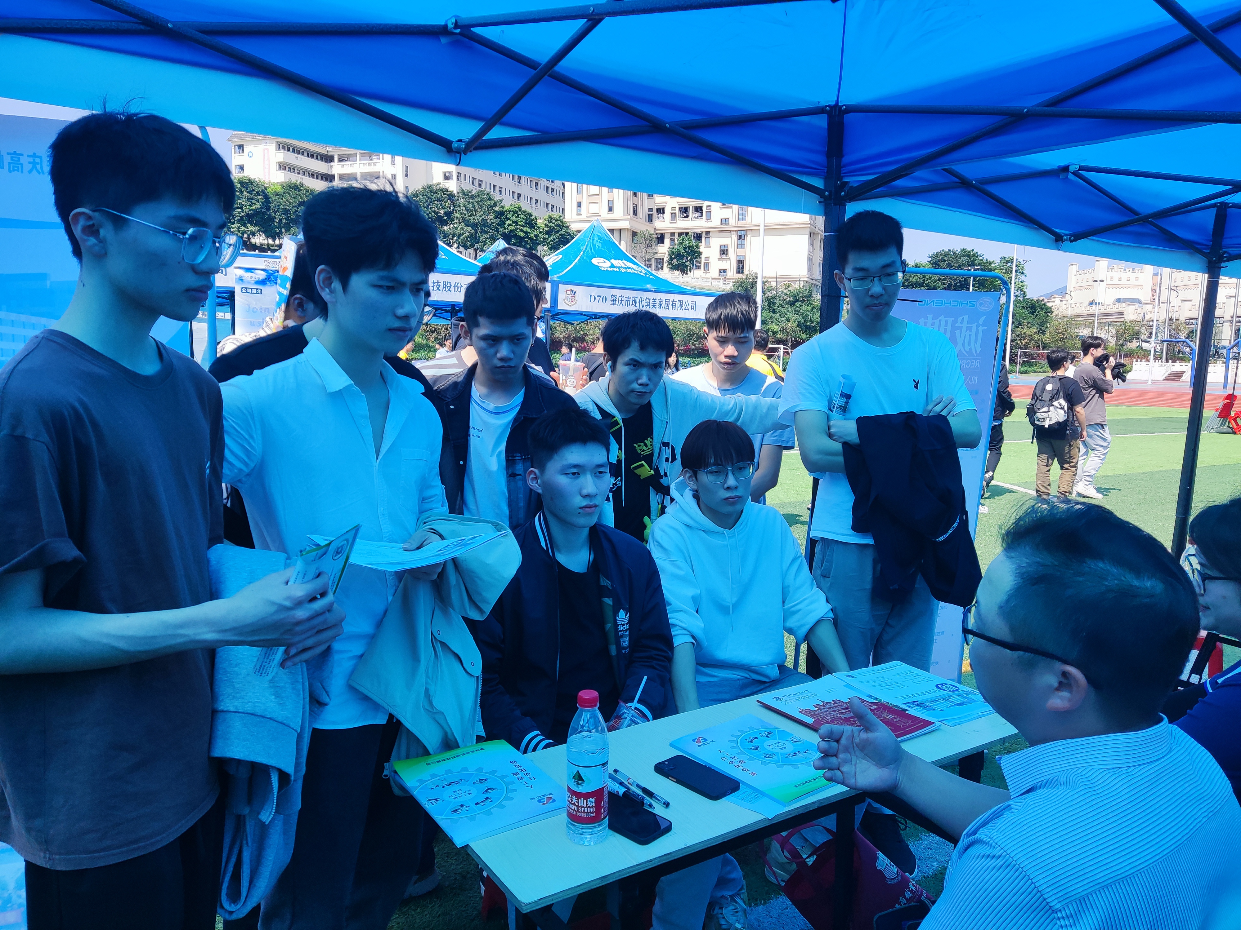 图为毕业生与用人单位交流.jpg 图为毕业生与用人单位交流.jpg