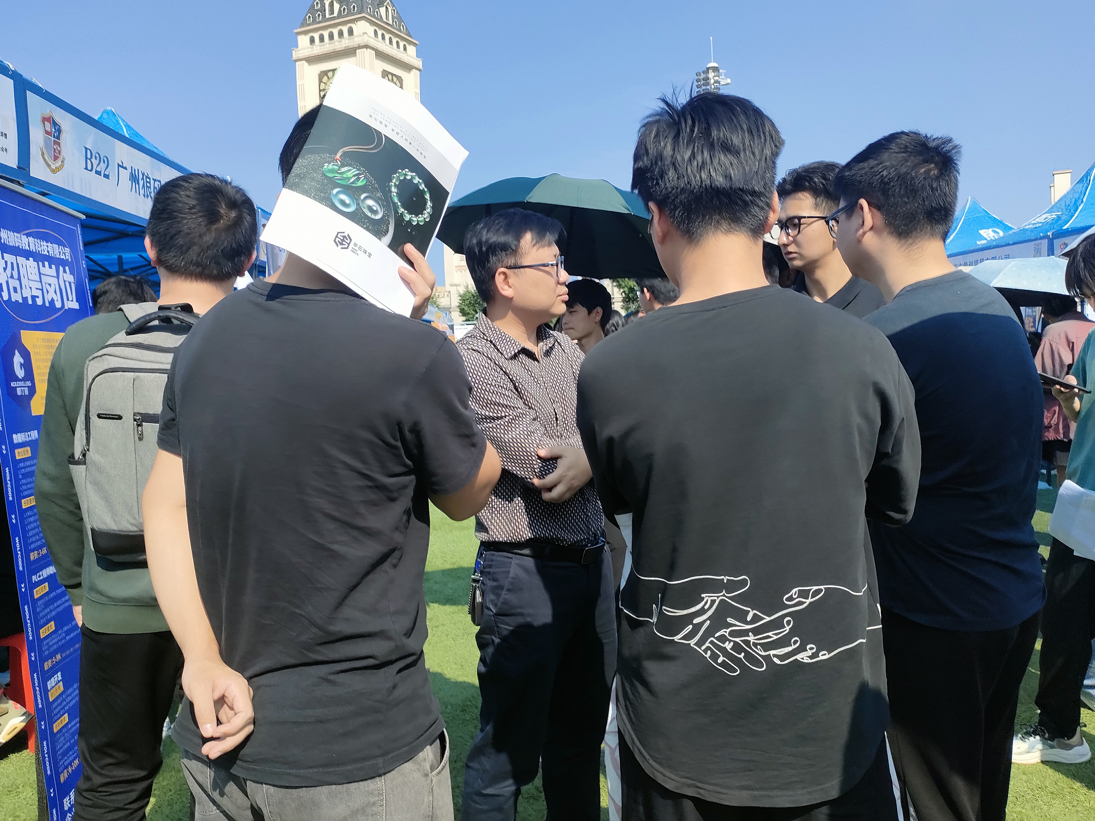 图为毕业班专任教师到现场指导学生就业.jpg 图为毕业班专任教师到现场指导学生就业.jpg