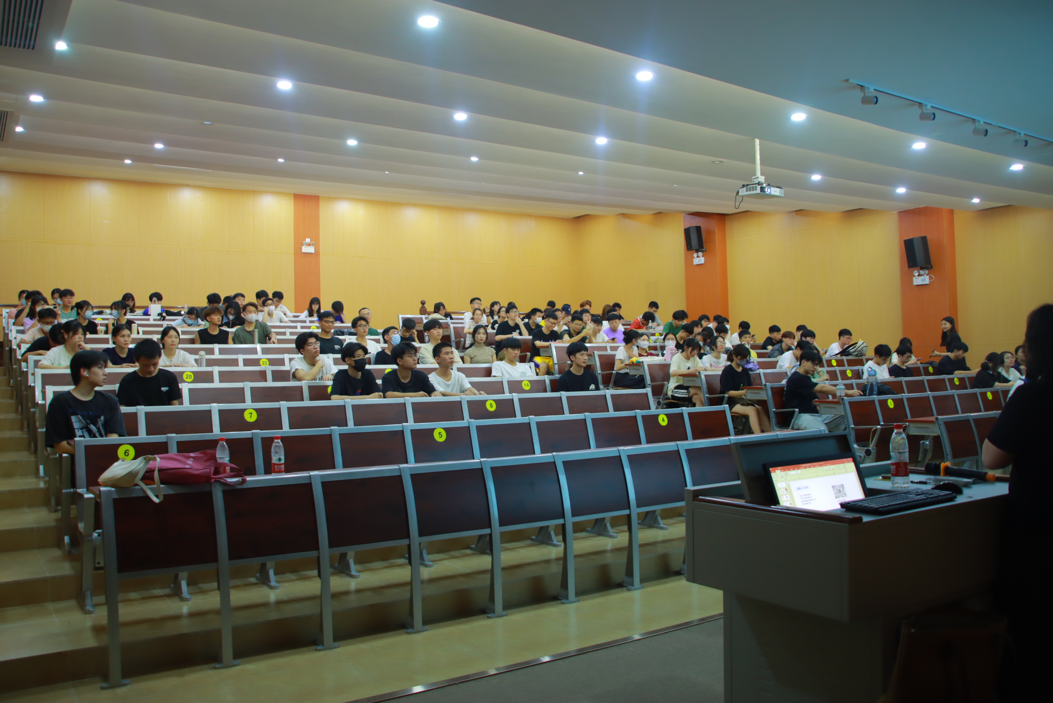 图为发布会现场.JPG 图为发布会现场.JPG