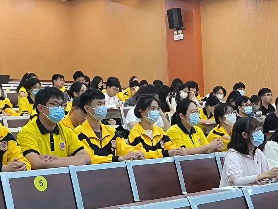 图为党员认真在听讲.jpg 图为党员认真在听讲.jpg
