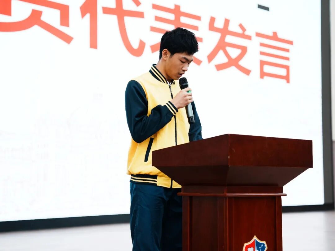 男人的照片上写着字
AI 生成的内容可能不正确。 男人的照片上写着字
AI 生成的内容可能不正确。