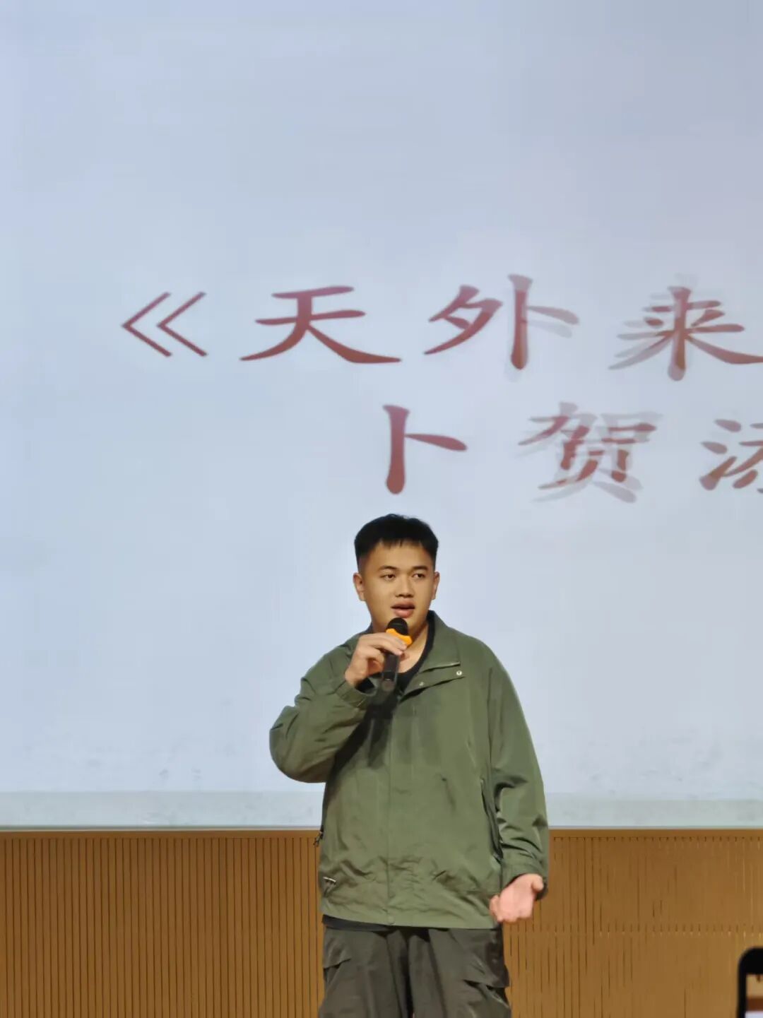 男人站在墙边
AI 生成的内容可能不正确。 男人站在墙边
AI 生成的内容可能不正确。