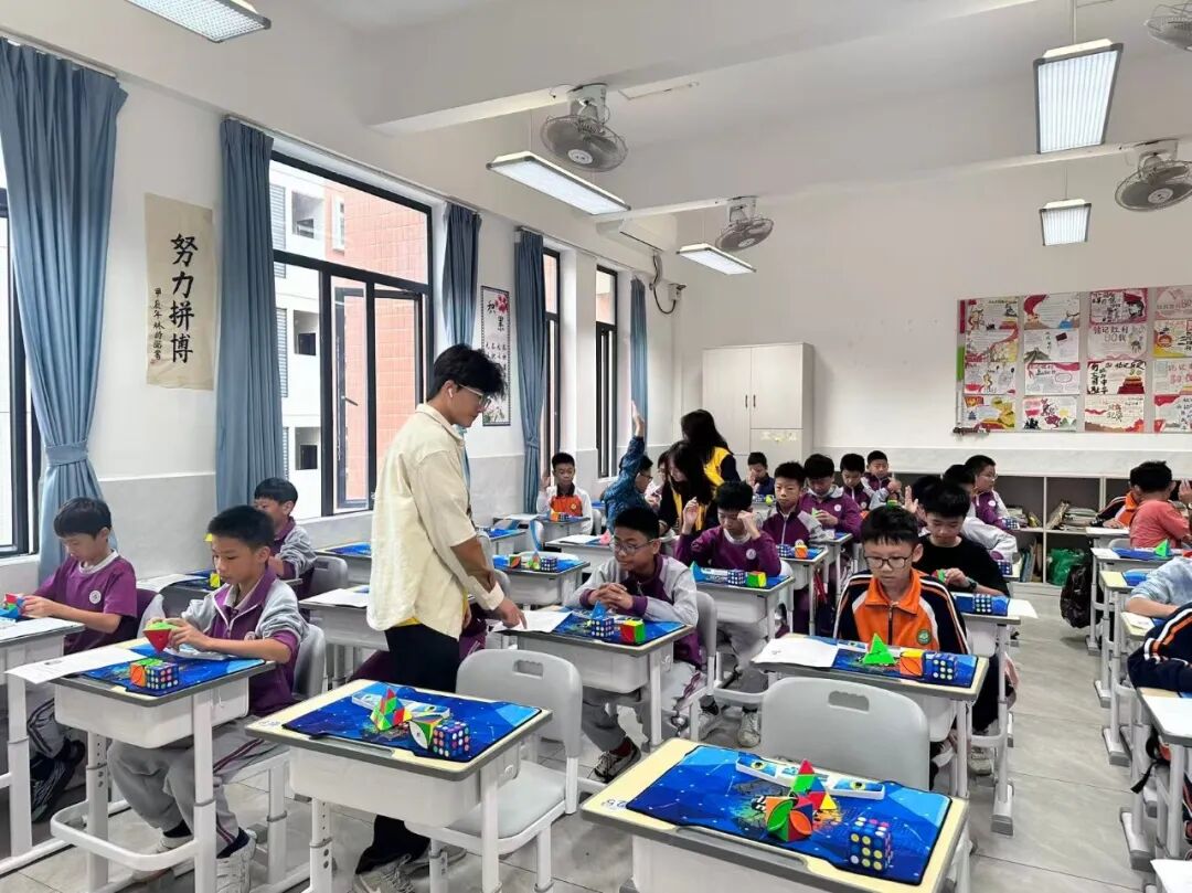 一群人在餐厅里
AI 生成的内容可能不正确。 一群人在餐厅里
AI 生成的内容可能不正确。