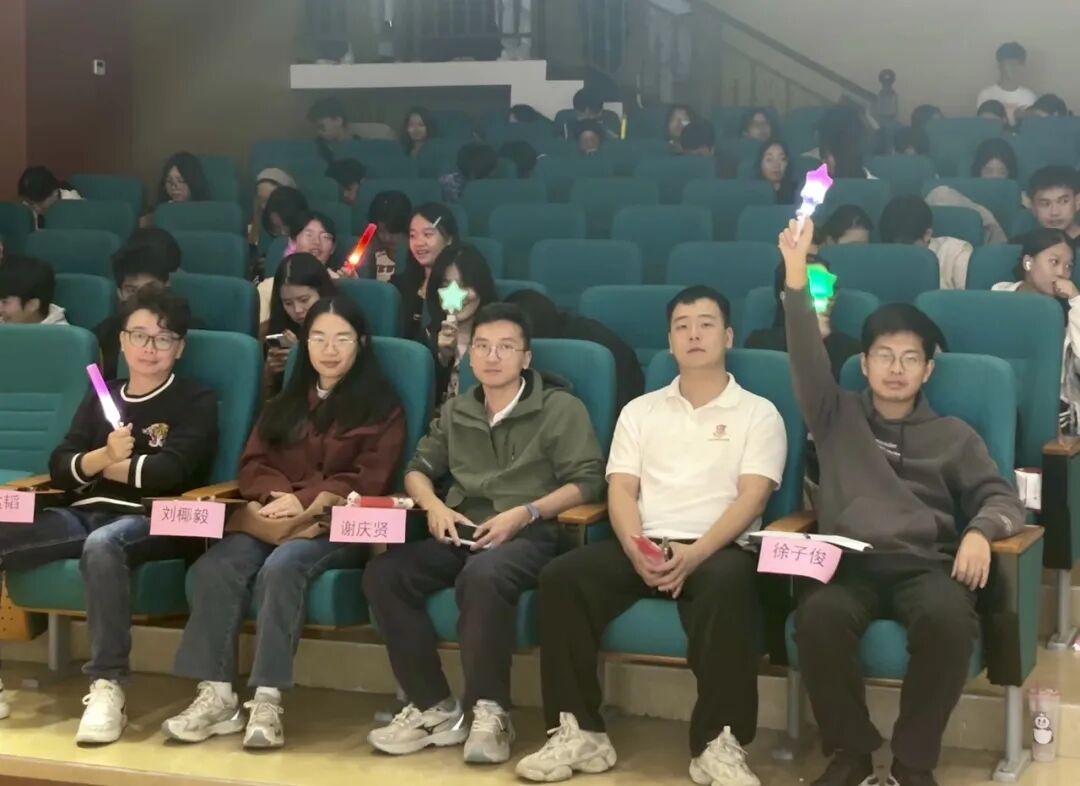 一群人聚在一起
AI 生成的内容可能不正确。 一群人聚在一起
AI 生成的内容可能不正确。