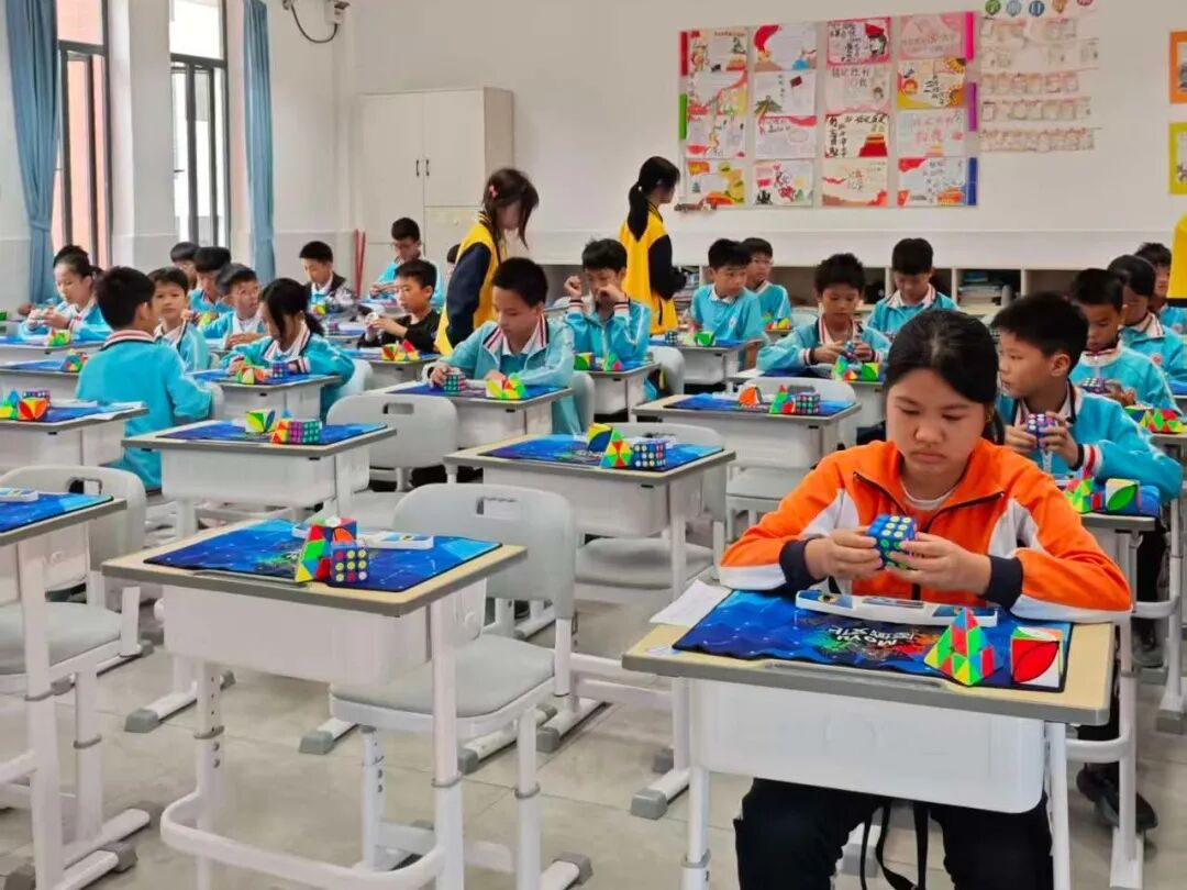 一群小孩坐在桌子前
AI 生成的内容可能不正确。 一群小孩坐在桌子前
AI 生成的内容可能不正确。