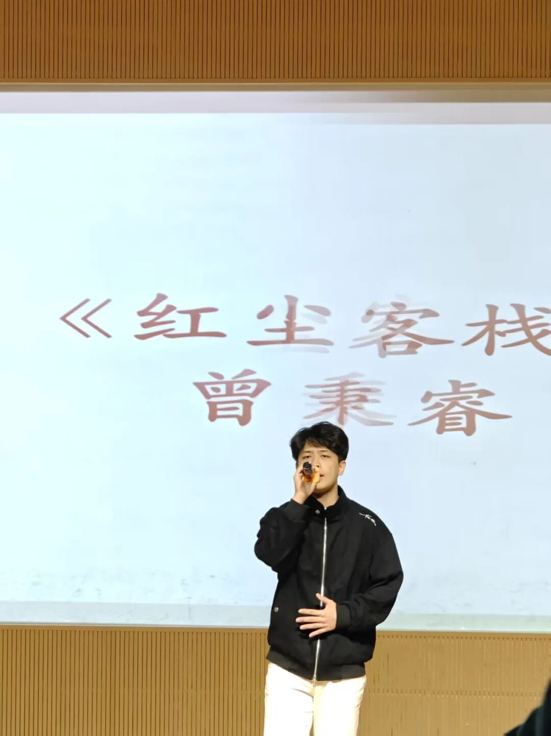 白板前的男人
AI 生成的内容可能不正确。 白板前的男人
AI 生成的内容可能不正确。