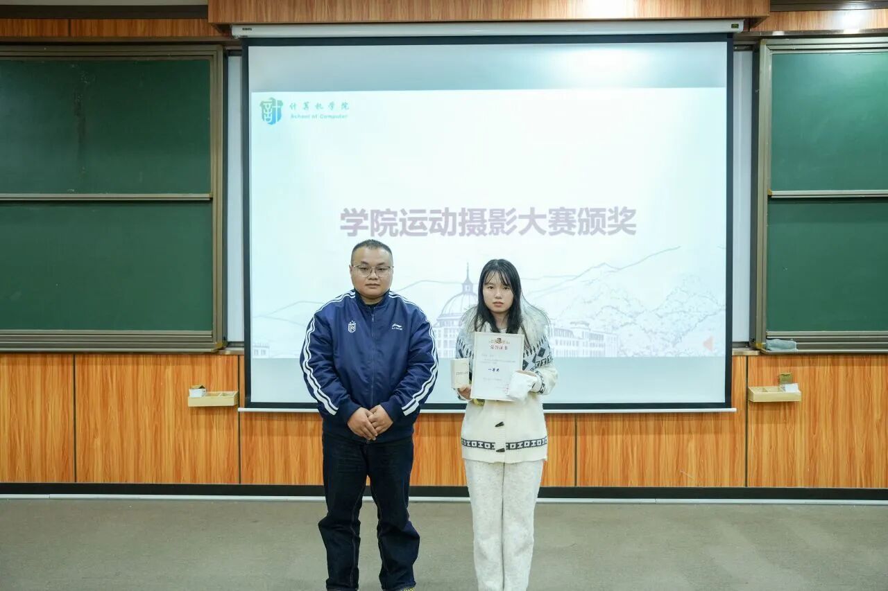 人站在室内
AI 生成的内容可能不正确。 人站在室内
AI 生成的内容可能不正确。