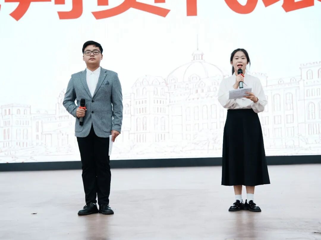 男人和女人站在标志旁边
AI 生成的内容可能不正确。 男人和女人站在标志旁边
AI 生成的内容可能不正确。