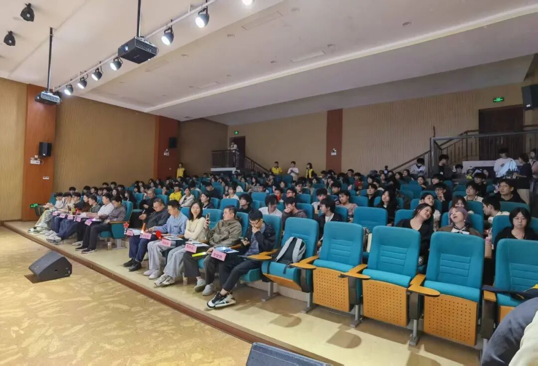会议室里的人们
AI 生成的内容可能不正确。 会议室里的人们
AI 生成的内容可能不正确。