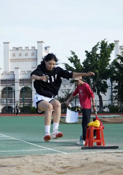 跳起来的人
AI 生成的内容可能不正确。 跳起来的人
AI 生成的内容可能不正确。