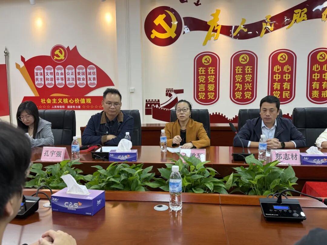 桌子上放着许多海报
AI 生成的内容可能不正确。 桌子上放着许多海报
AI 生成的内容可能不正确。