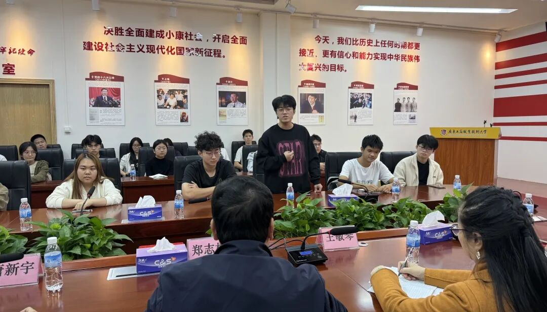 一群人在餐厅用餐
AI 生成的内容可能不正确。 一群人在餐厅用餐
AI 生成的内容可能不正确。