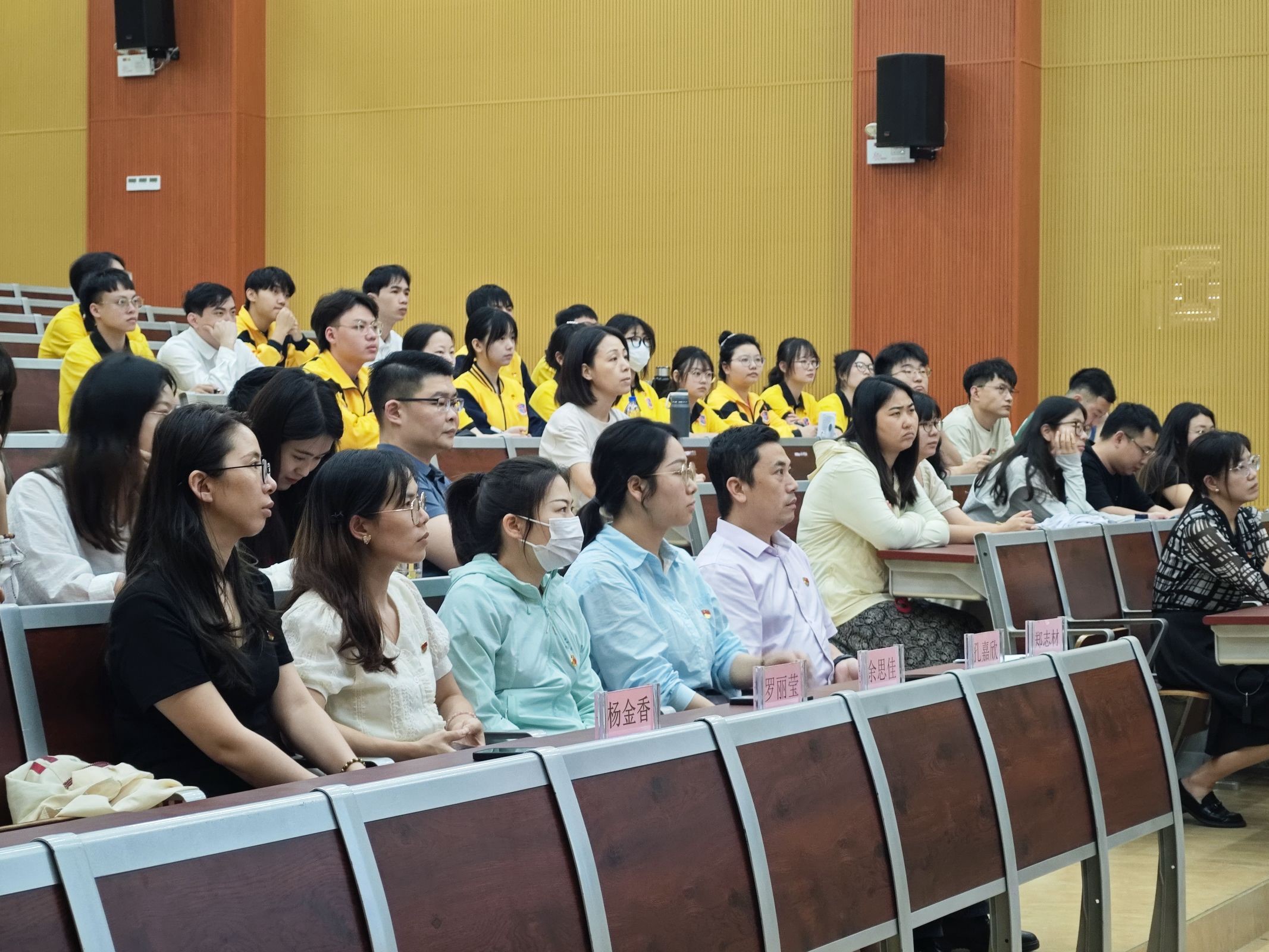 图为参会人员观看视频.jpg 图为参会人员观看视频.jpg