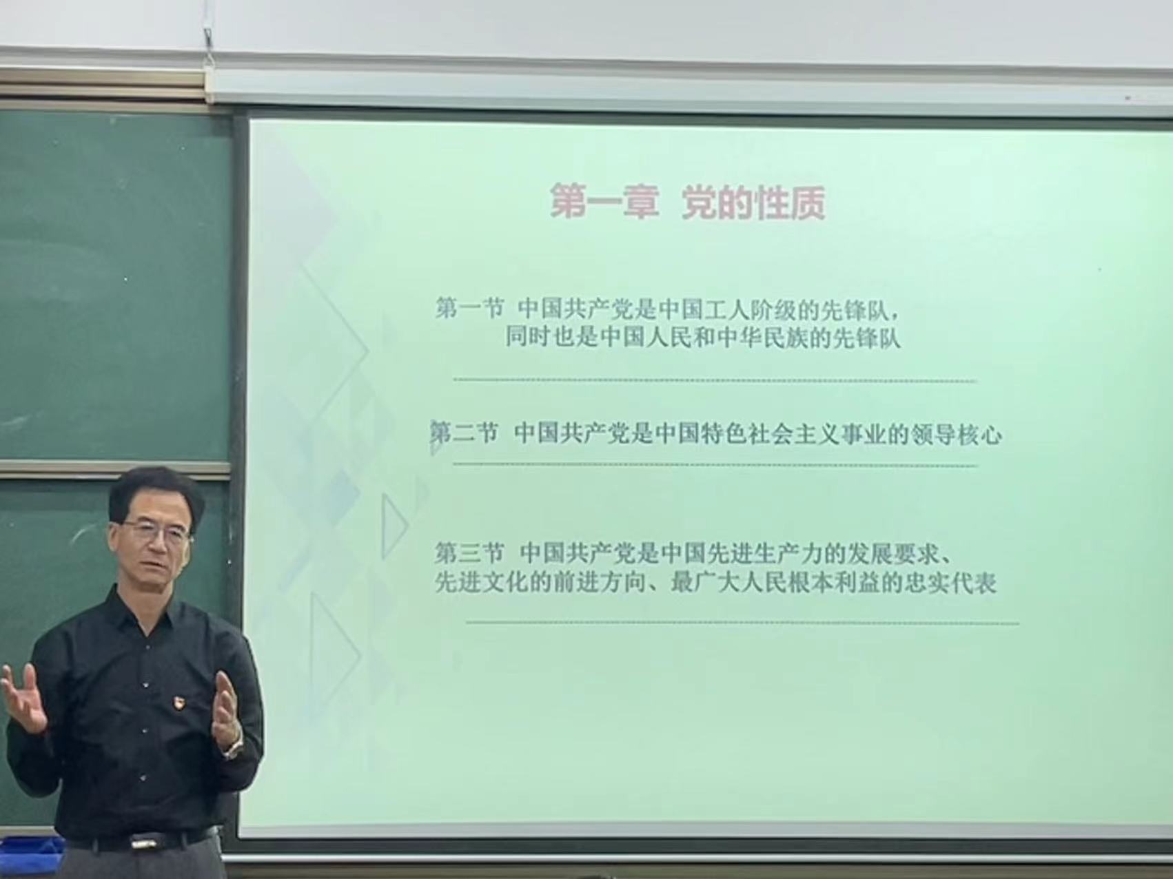 图为韩治国在授课.jpg 图为韩治国在授课.jpg