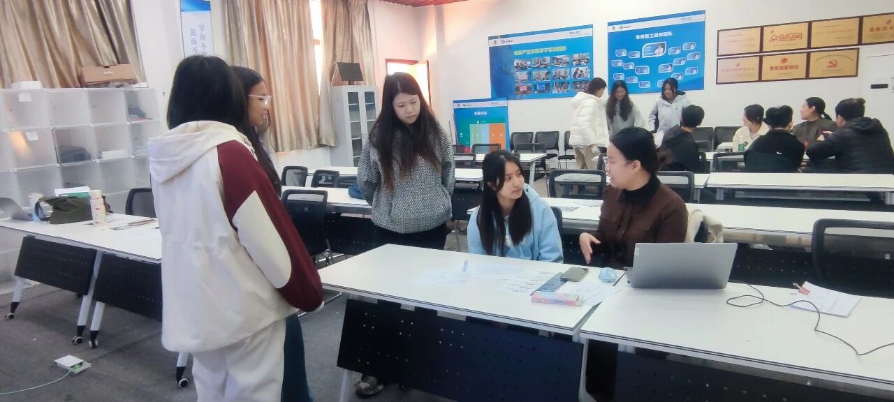 办公室的人
AI 生成的内容可能不正确。 办公室的人
AI 生成的内容可能不正确。